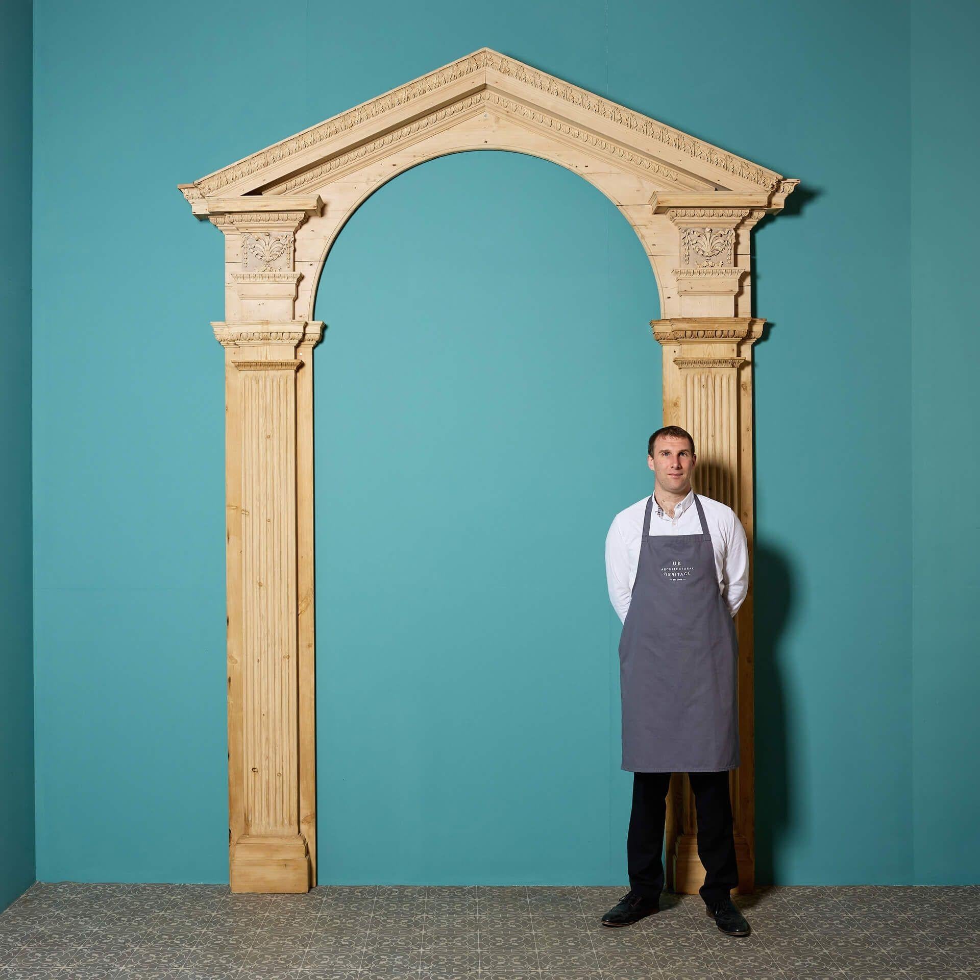 Un antico ingresso in pino intagliato di epoca georgiana con frontone ad arco, recuperato da una residenza privata di Bath. Adatta a un uso interno o esterno, questa porta architettonica aggiungerà un prestigio immediato a una proprietà grazie alla