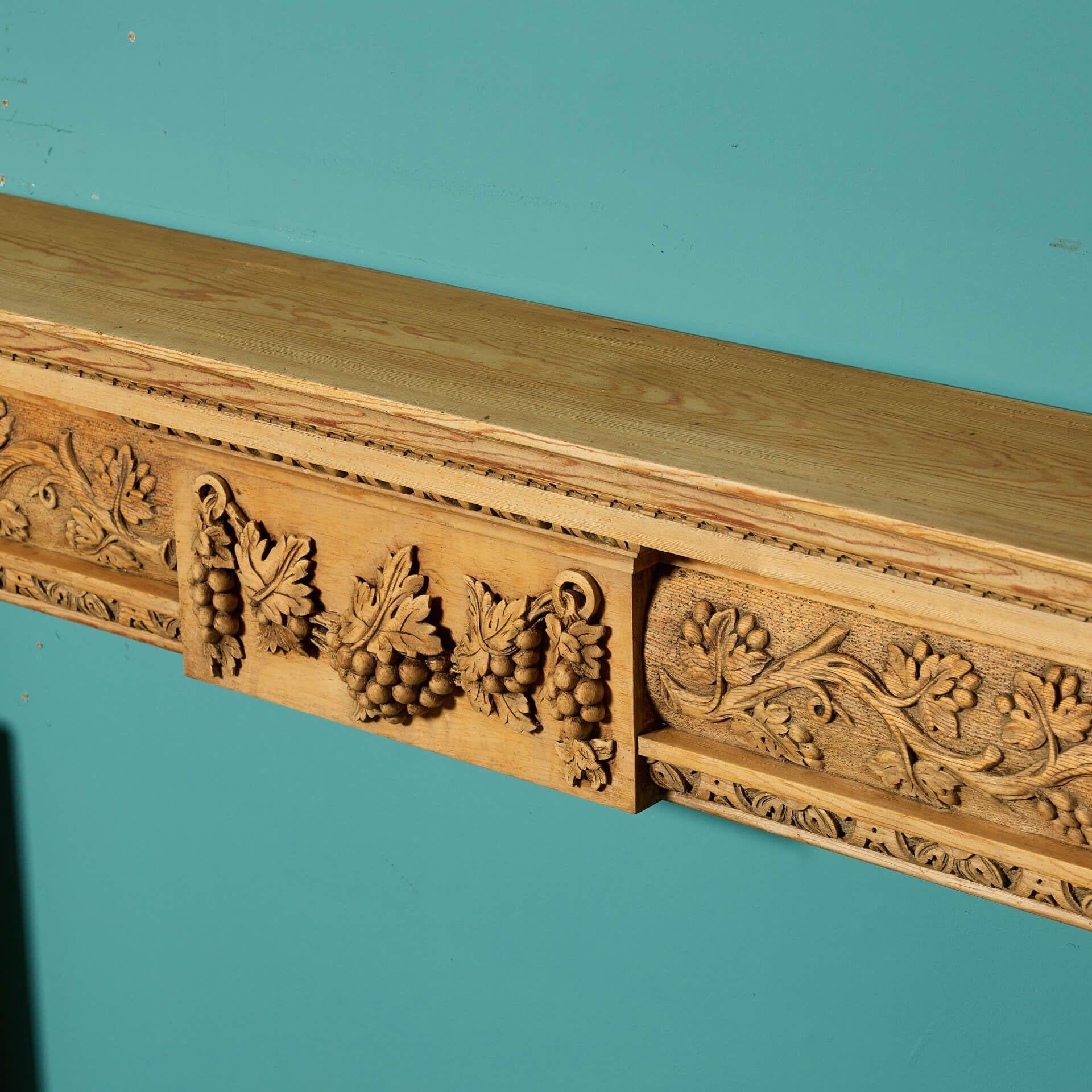 Georgien Cheminée ancienne en pin sculpté en vente