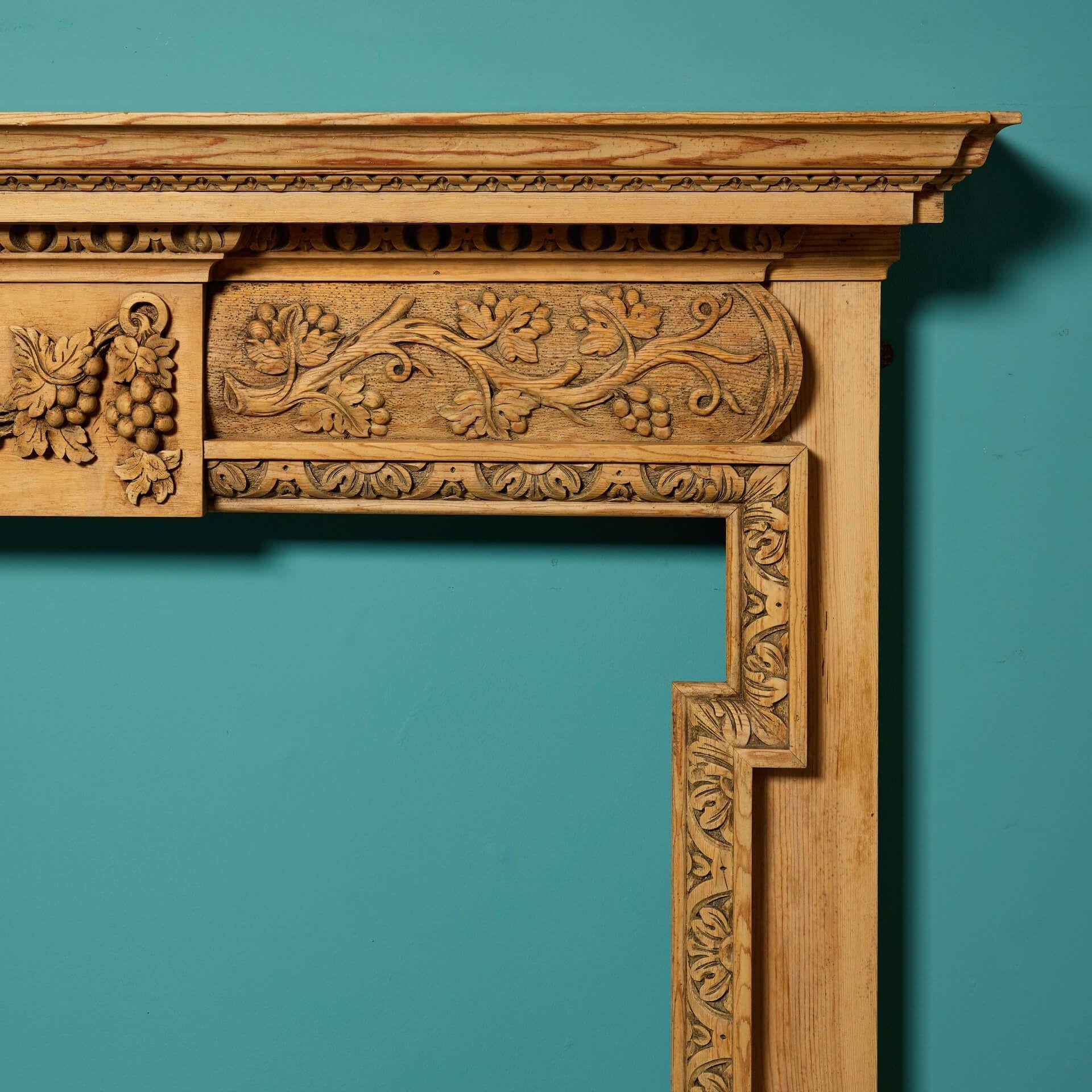 Anglais Cheminée ancienne en pin sculpté en vente