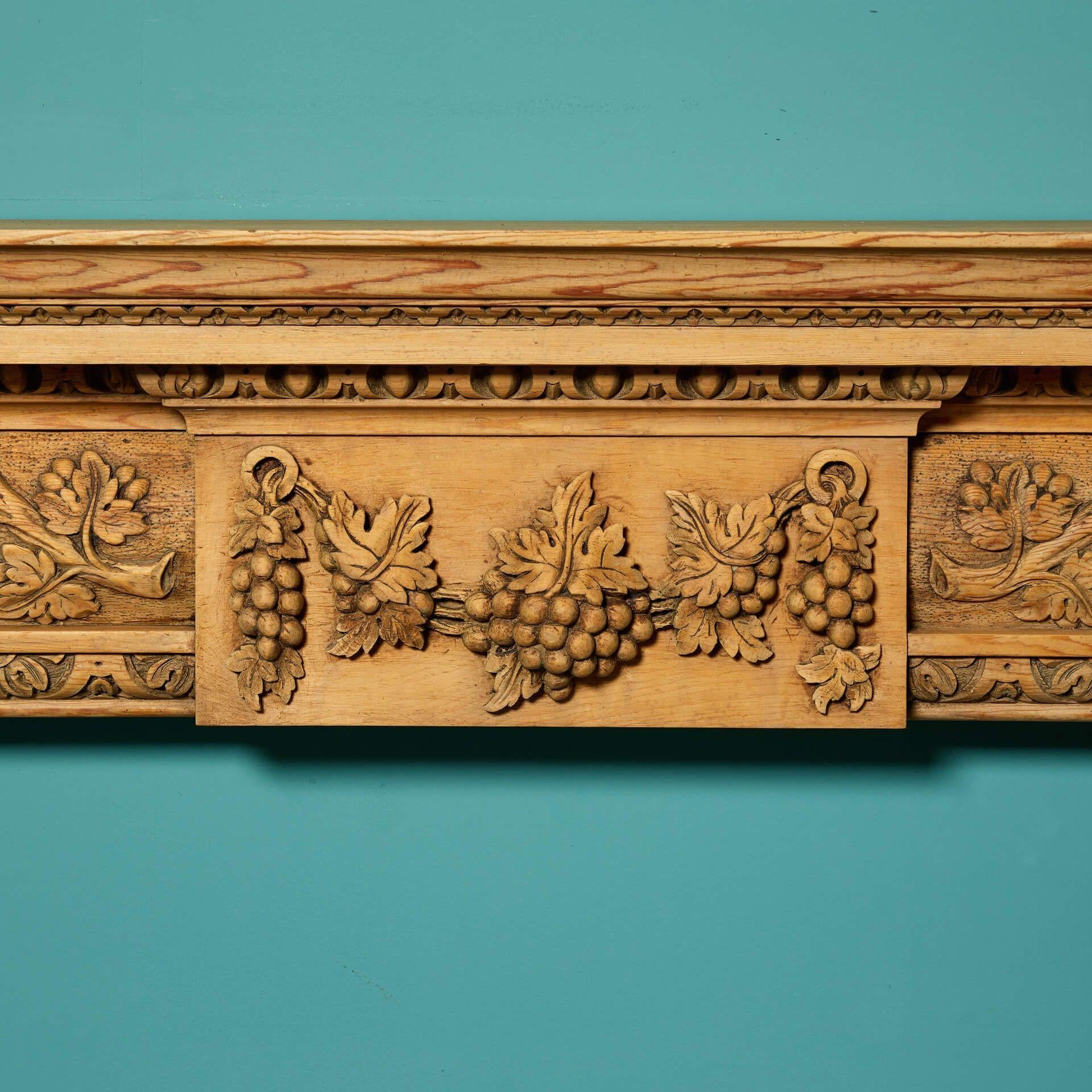 20ième siècle Cheminée ancienne en pin sculpté en vente
