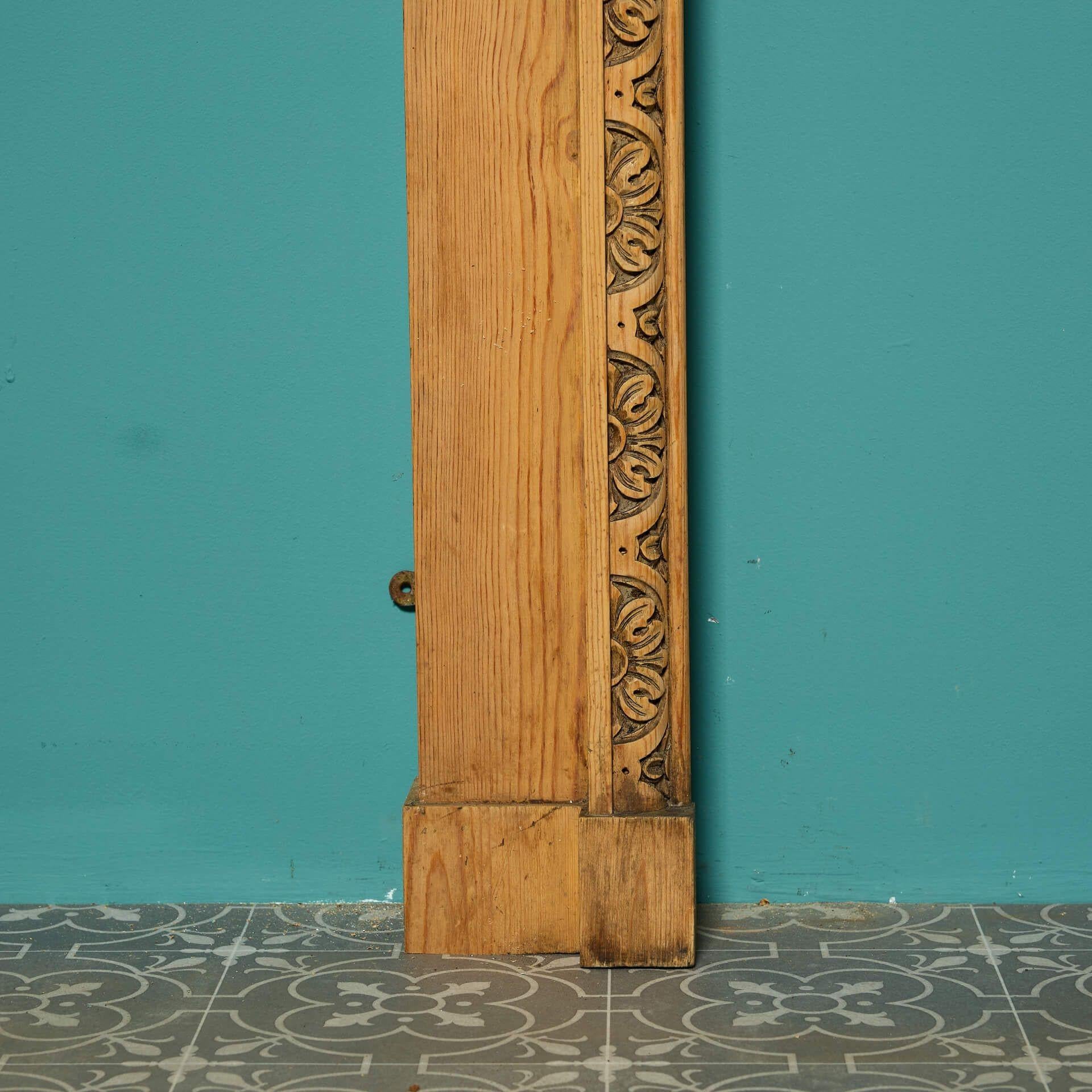 Bois Cheminée ancienne en pin sculpté en vente