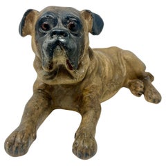 Ancien chien en plâtre sculpté avec des yeux en verre, Circa 1910.