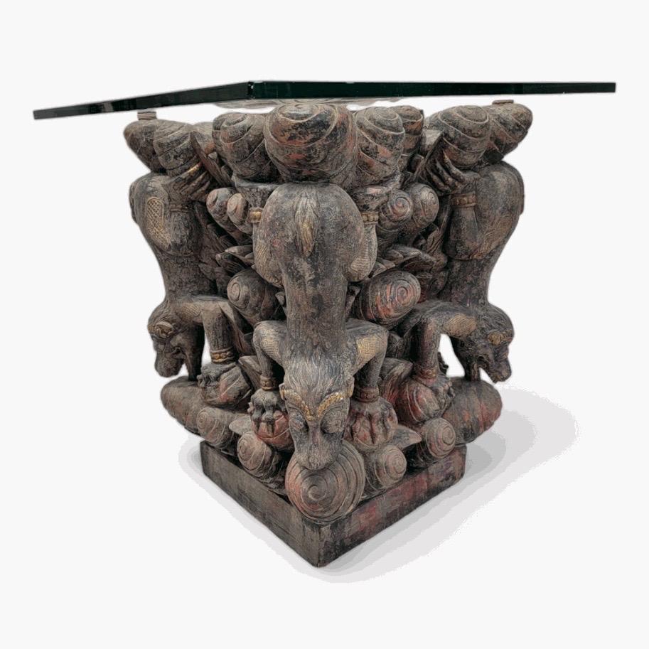 Antike geschnitzte polychromierte Balinesische Garuda-Statuen auf Glasplatten auf Sockeln – Paar (Rustikal) im Angebot