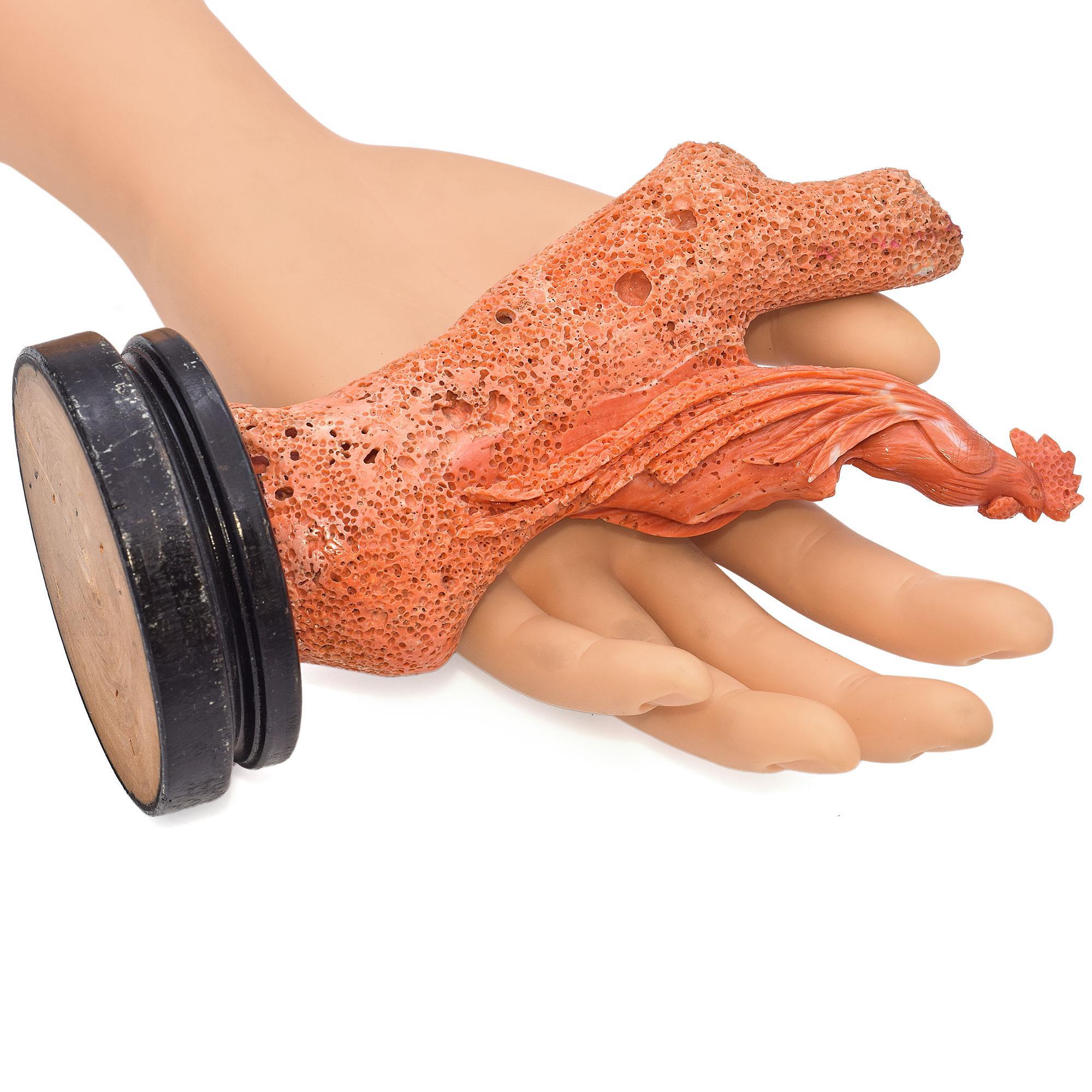 Coq antique sculpté en corail rouge en vente 1