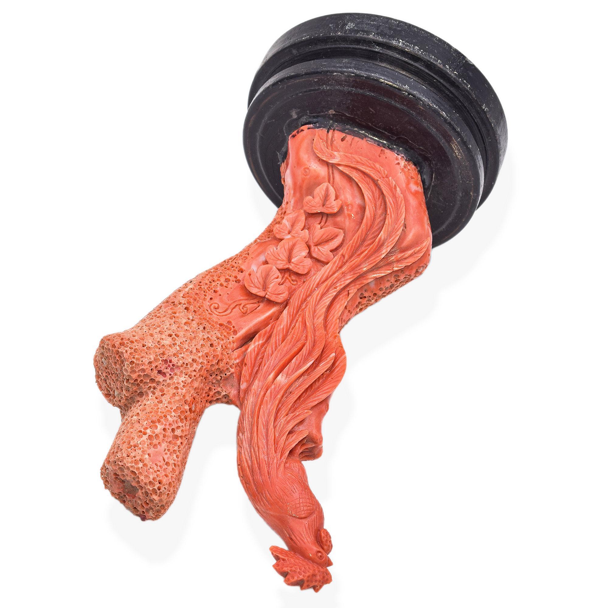 Coq antique sculpté en corail rouge en vente 2