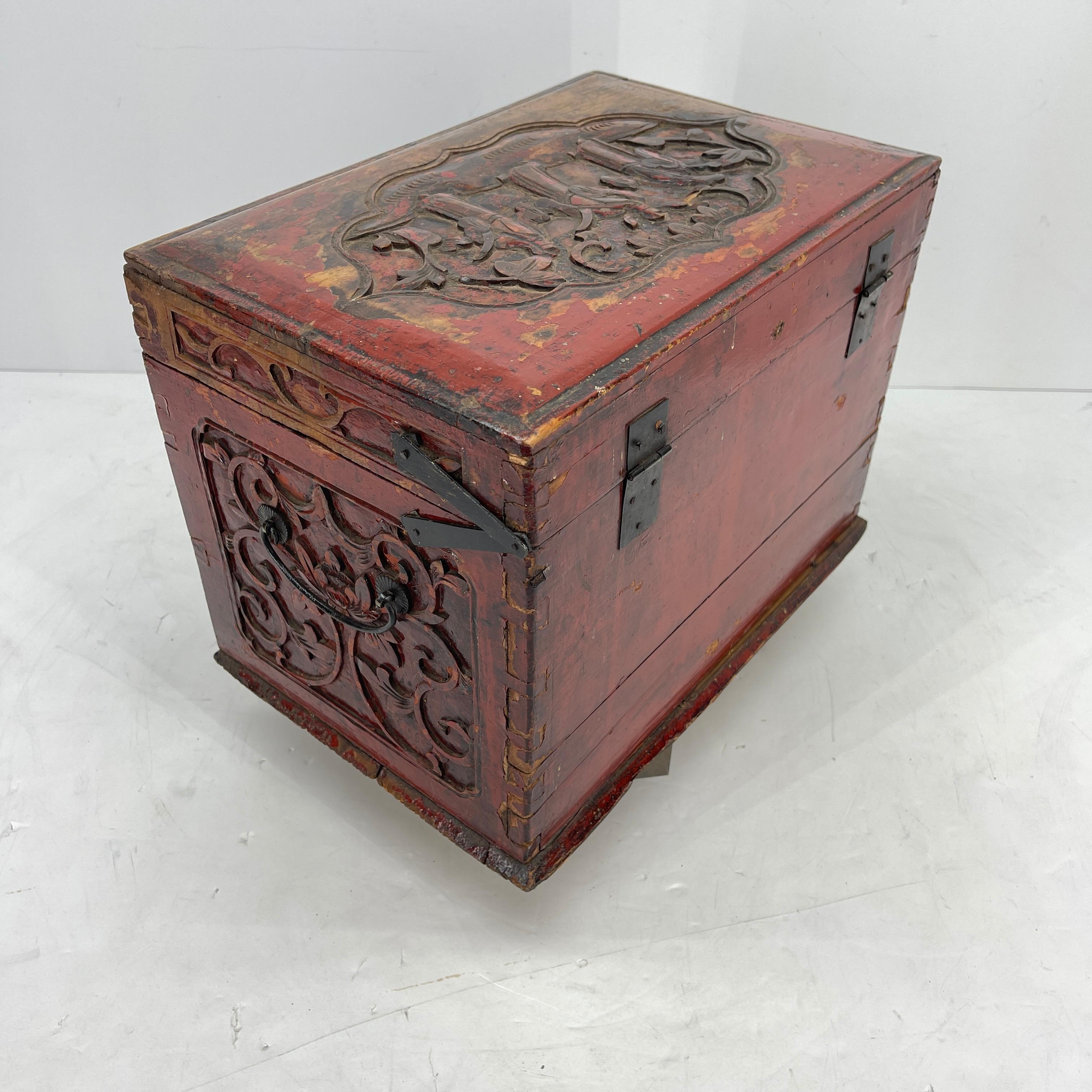 Antique Chinese Carved Red Lacquer Jewelry Collectibles Box In Good Condition In Haddonfield, NJ