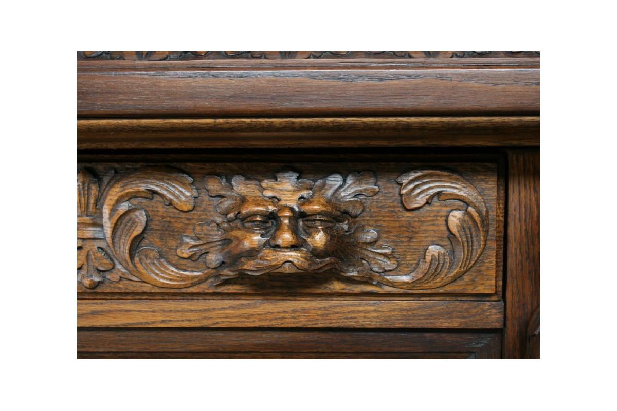 An antique chest of drawers from the beginning of the 20th century.

Year: circa 1900

Origin: Western Europe

Wood: Oak.