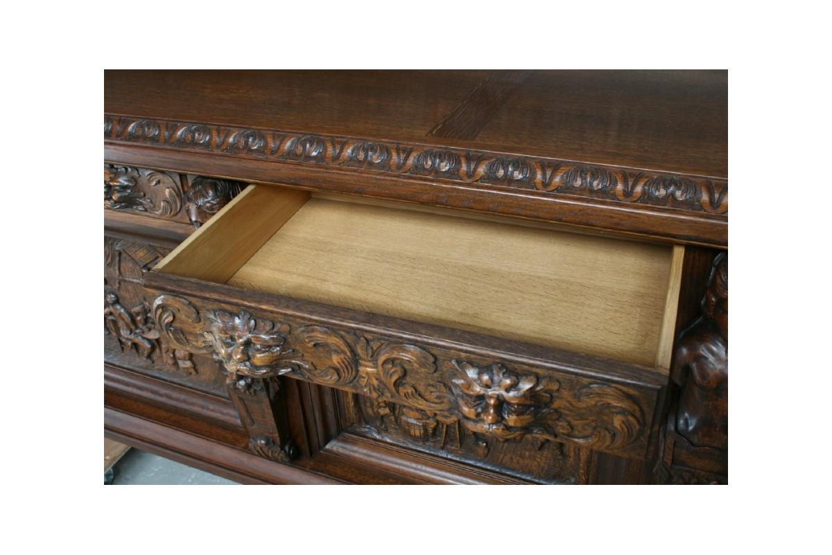Antique Carved Renaissance Chest of Drawers In Good Condition In Chorzów, PL