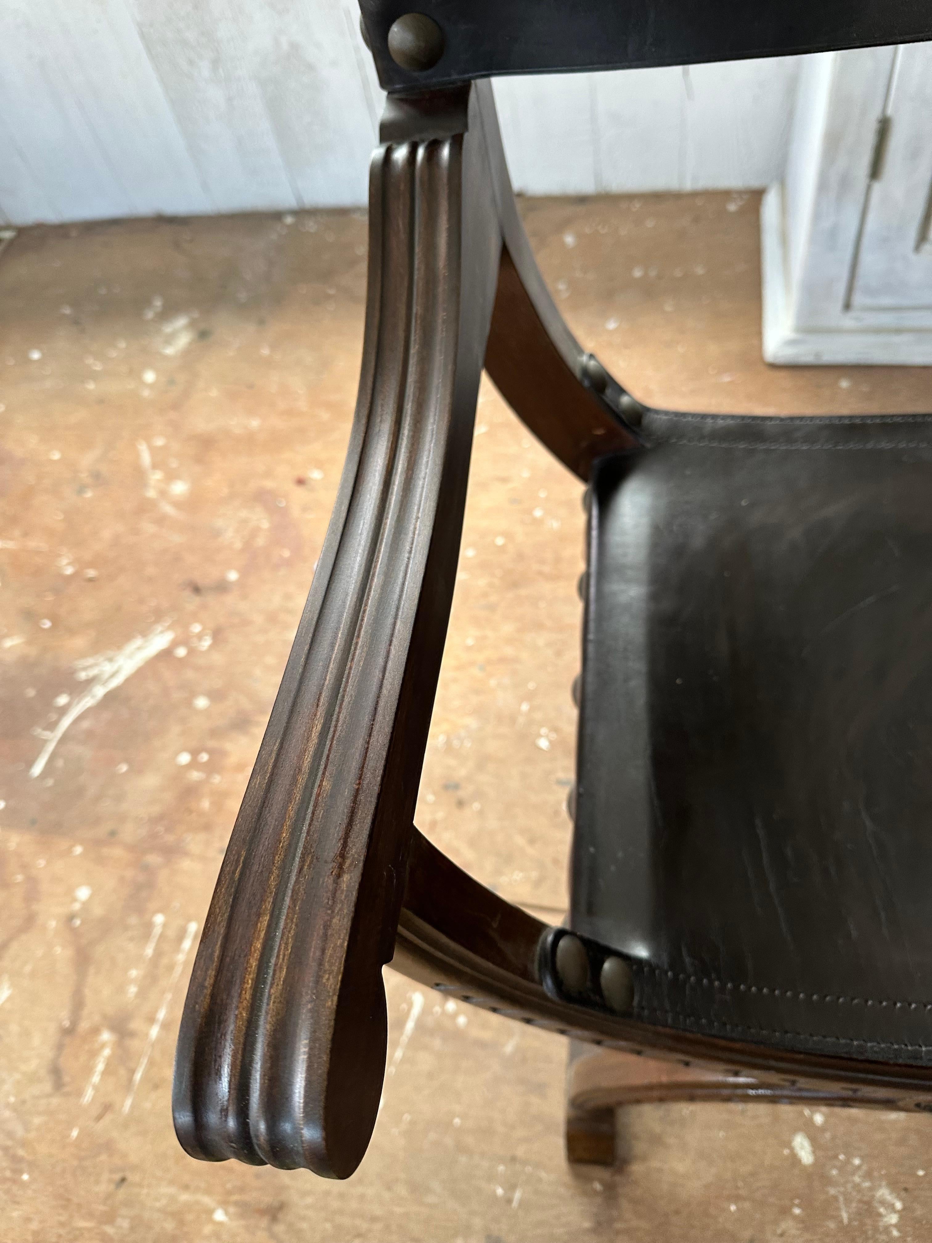 Ancienne chaise trône sculptée de style Renaissance en vente 8
