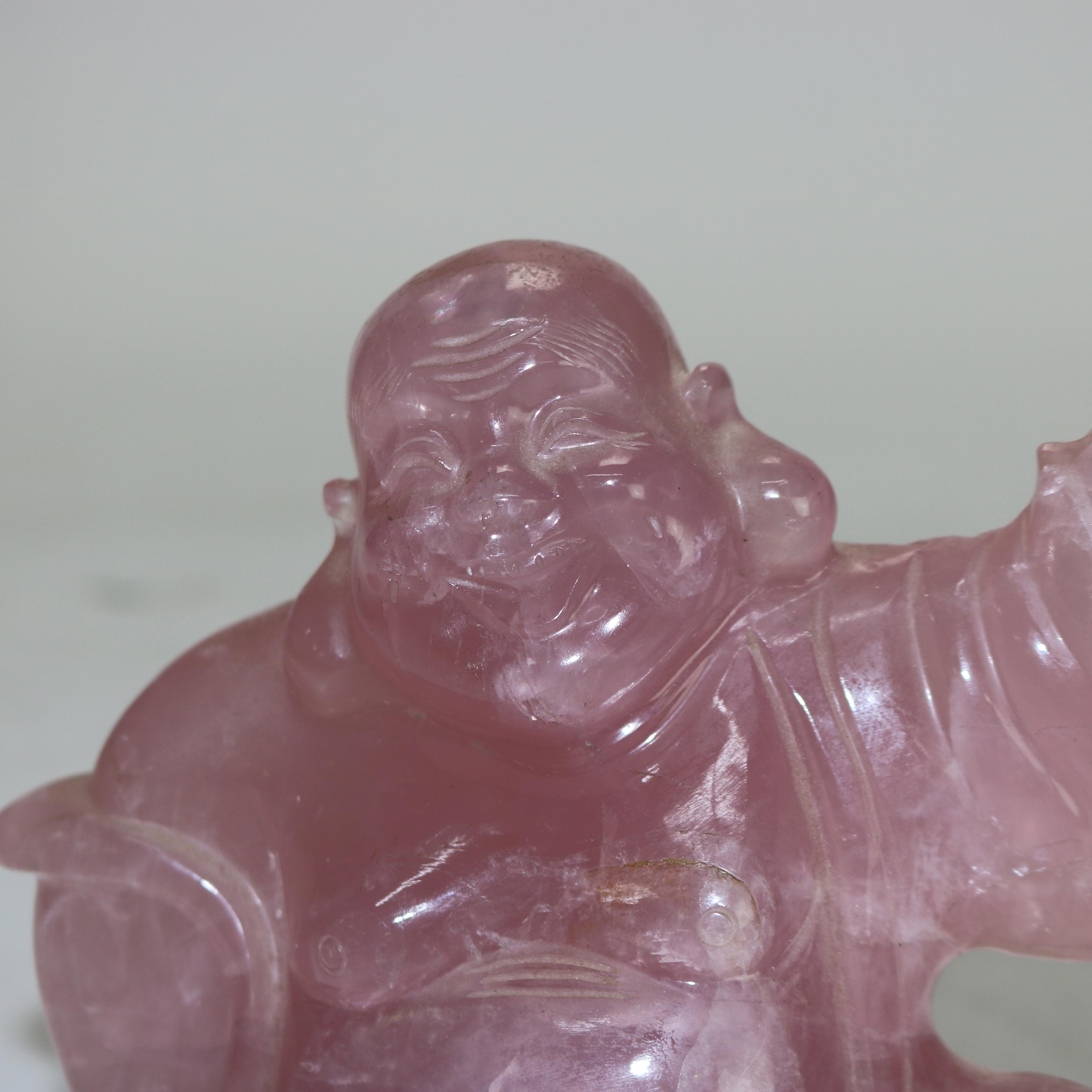 Antigua figura de Buda sonriente tallada en cuarzo rosa C1920 siglo XX en venta