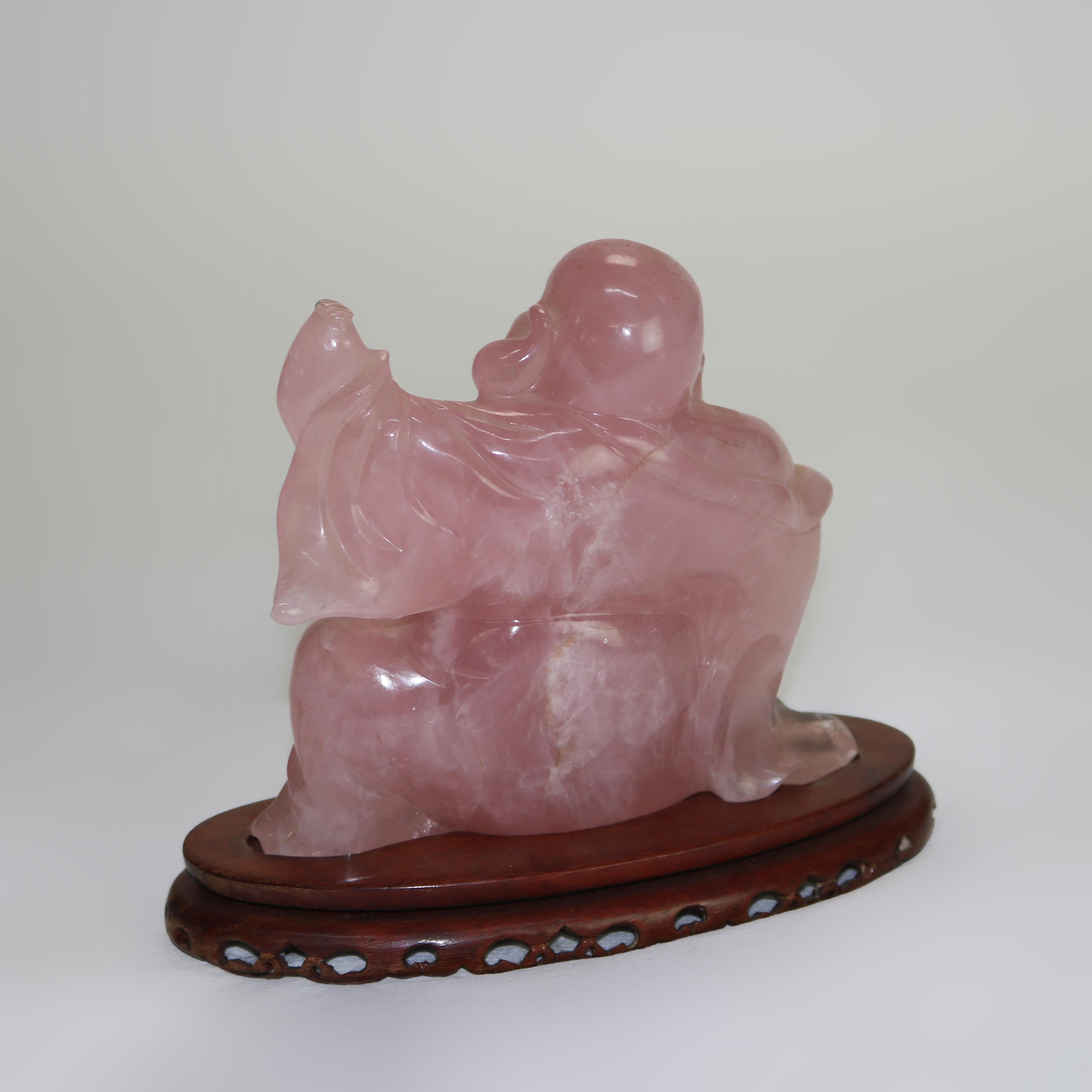 Antigua figura de Buda sonriente tallada en cuarzo rosa C1920 en venta 1