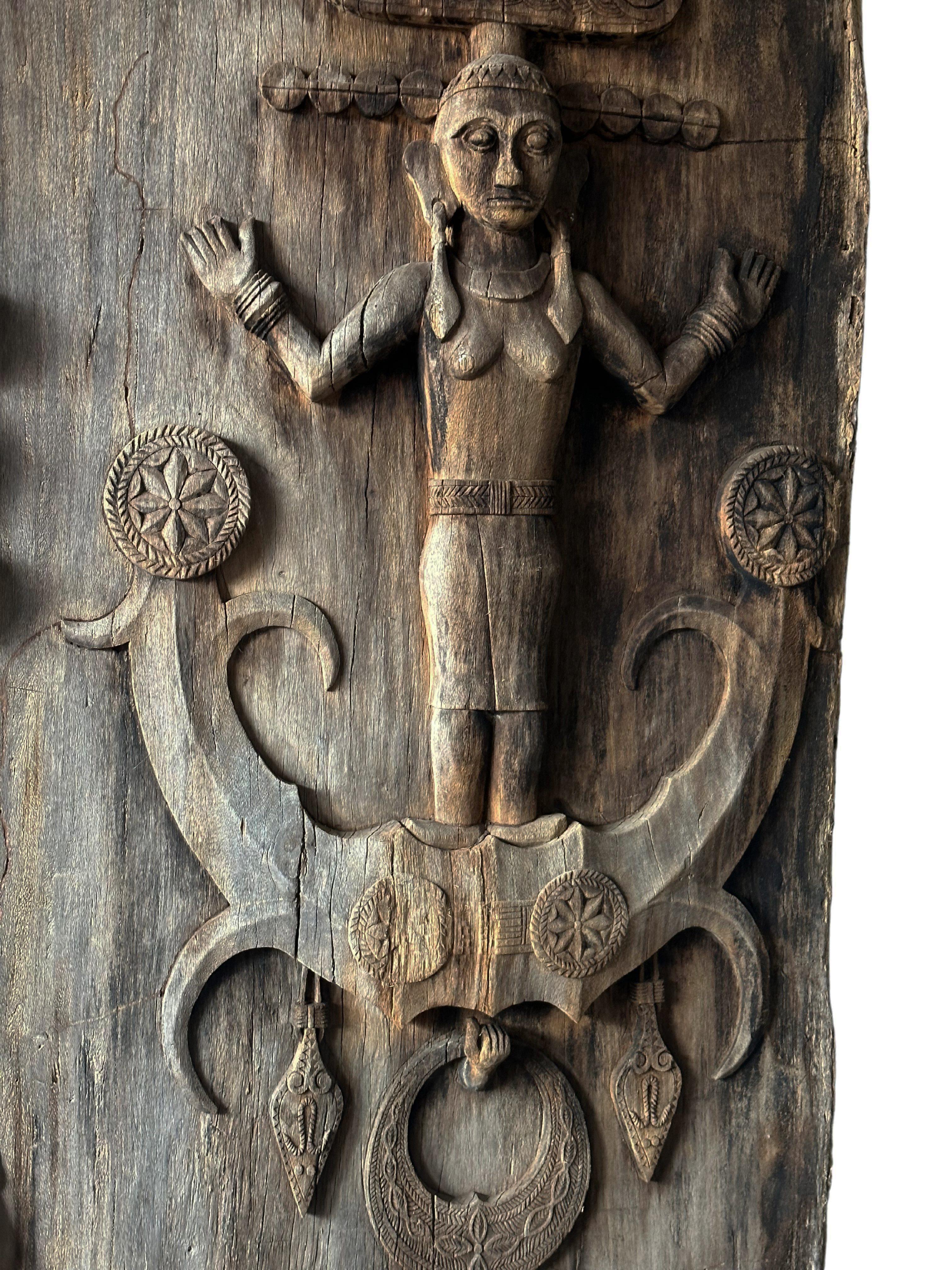 Antigua puerta tribal real tallada de la isla de Nias, Indonesia c. 1900 en venta 4