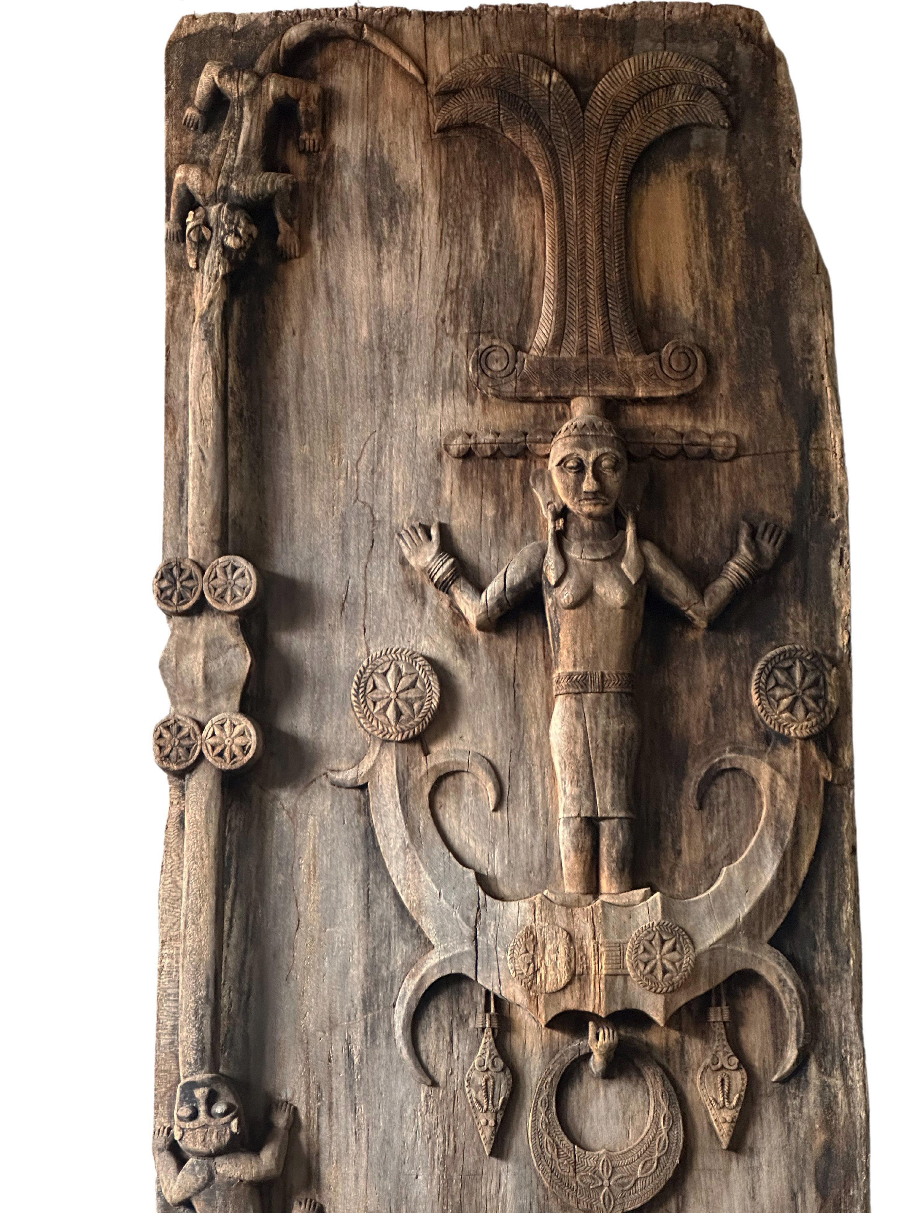Antigua puerta tribal real tallada de la isla de Nias, Indonesia c. 1900 en venta 5