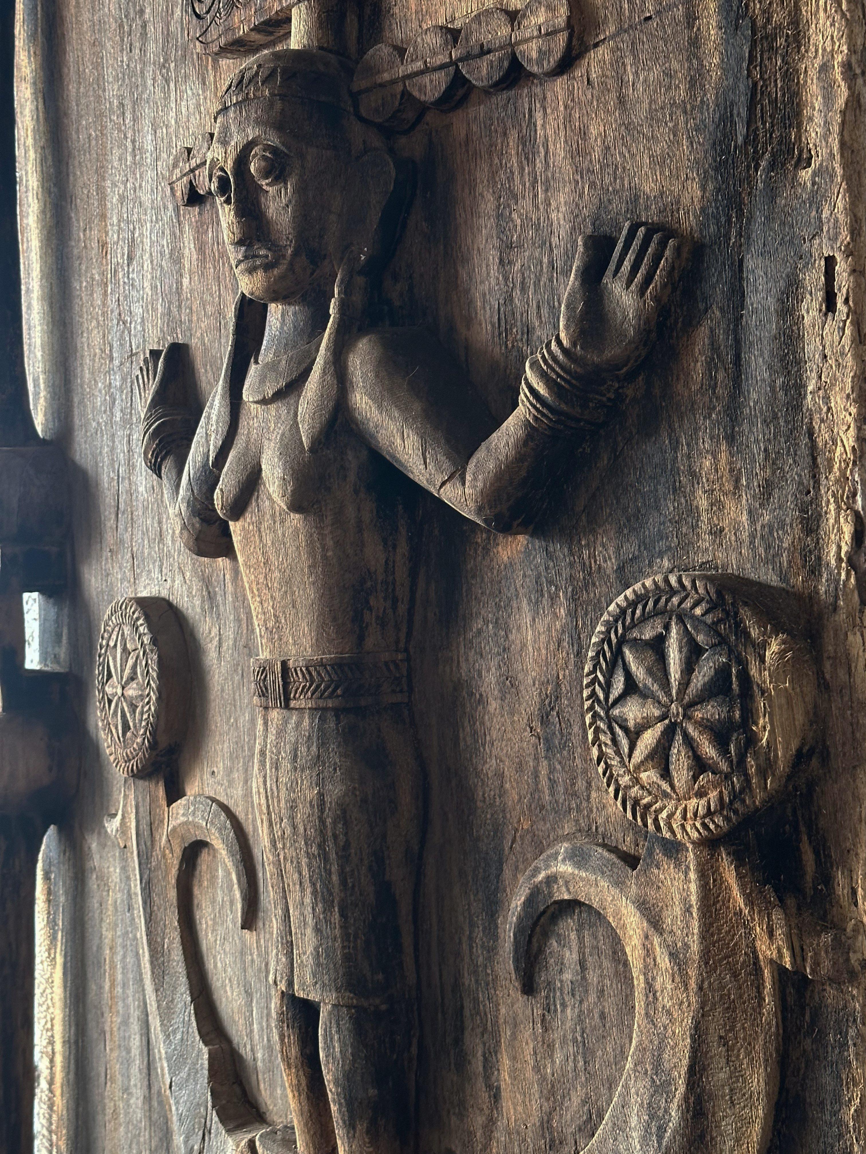 Antigua puerta tribal real tallada de la isla de Nias, Indonesia c. 1900 en venta 6