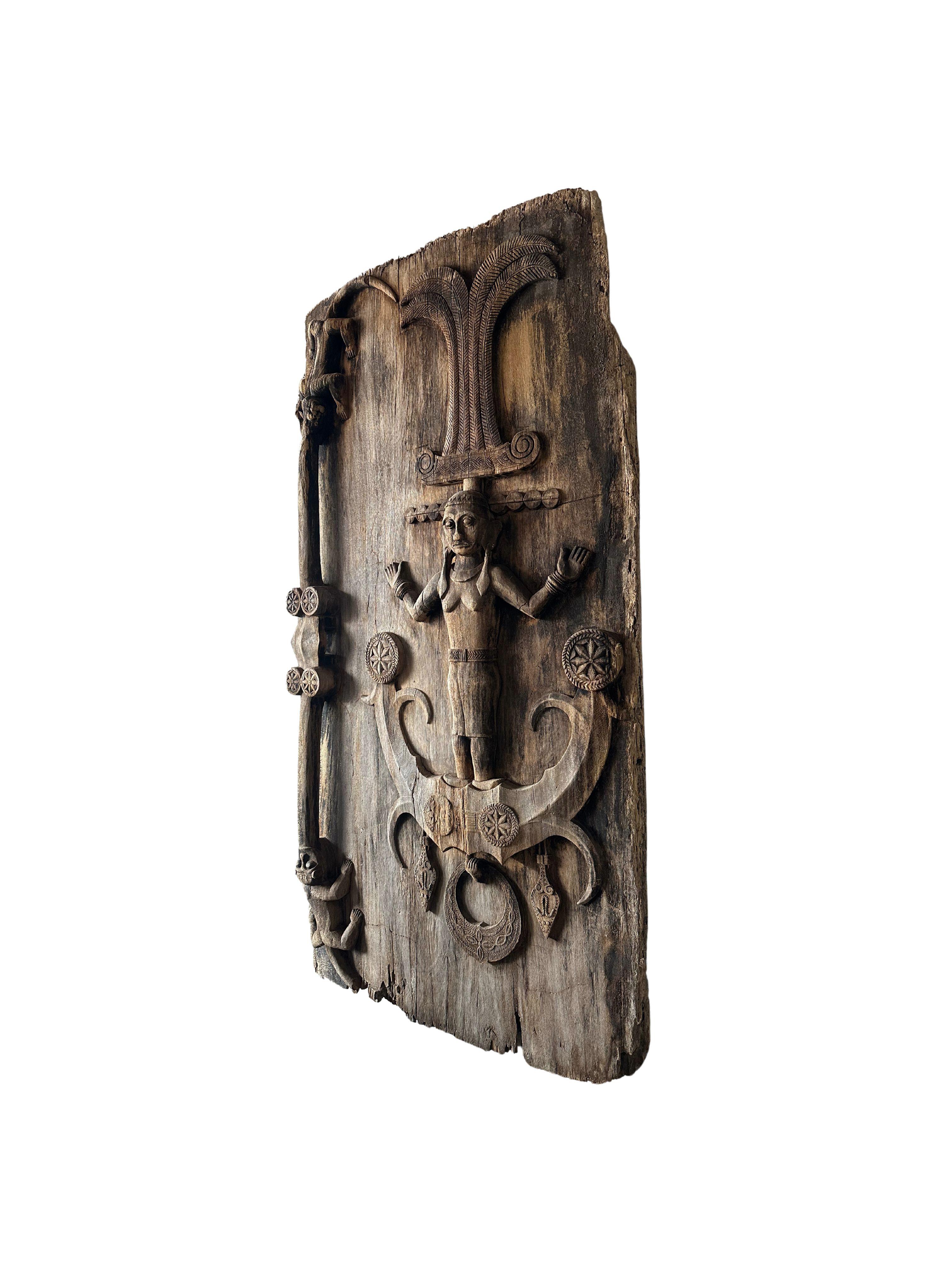 Antigua puerta tribal real tallada de la isla de Nias, Indonesia c. 1900 Tallado a mano en venta