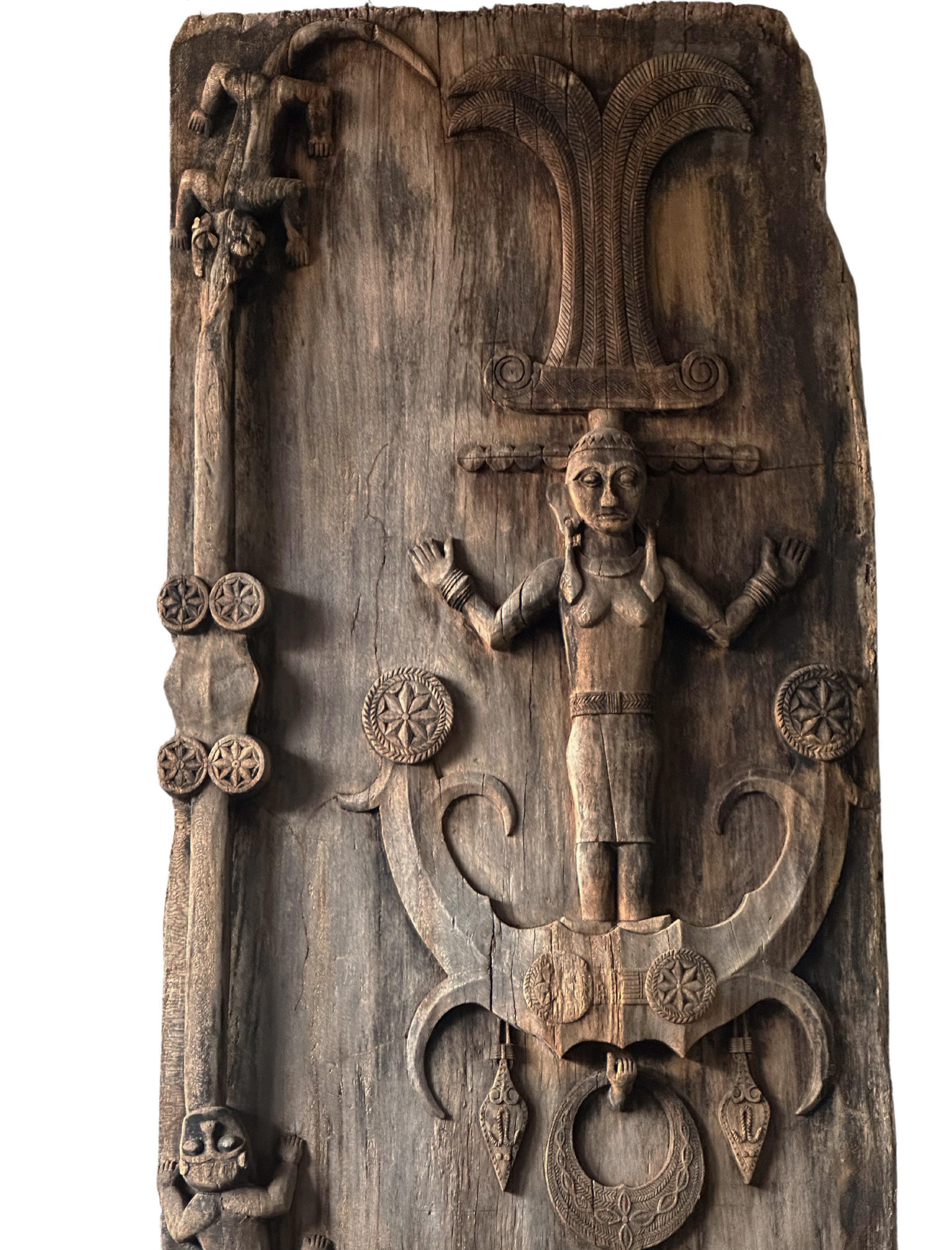 Antigua puerta tribal real tallada de la isla de Nias, Indonesia c. 1900 en Bueno estado para la venta en Jimbaran, Bali