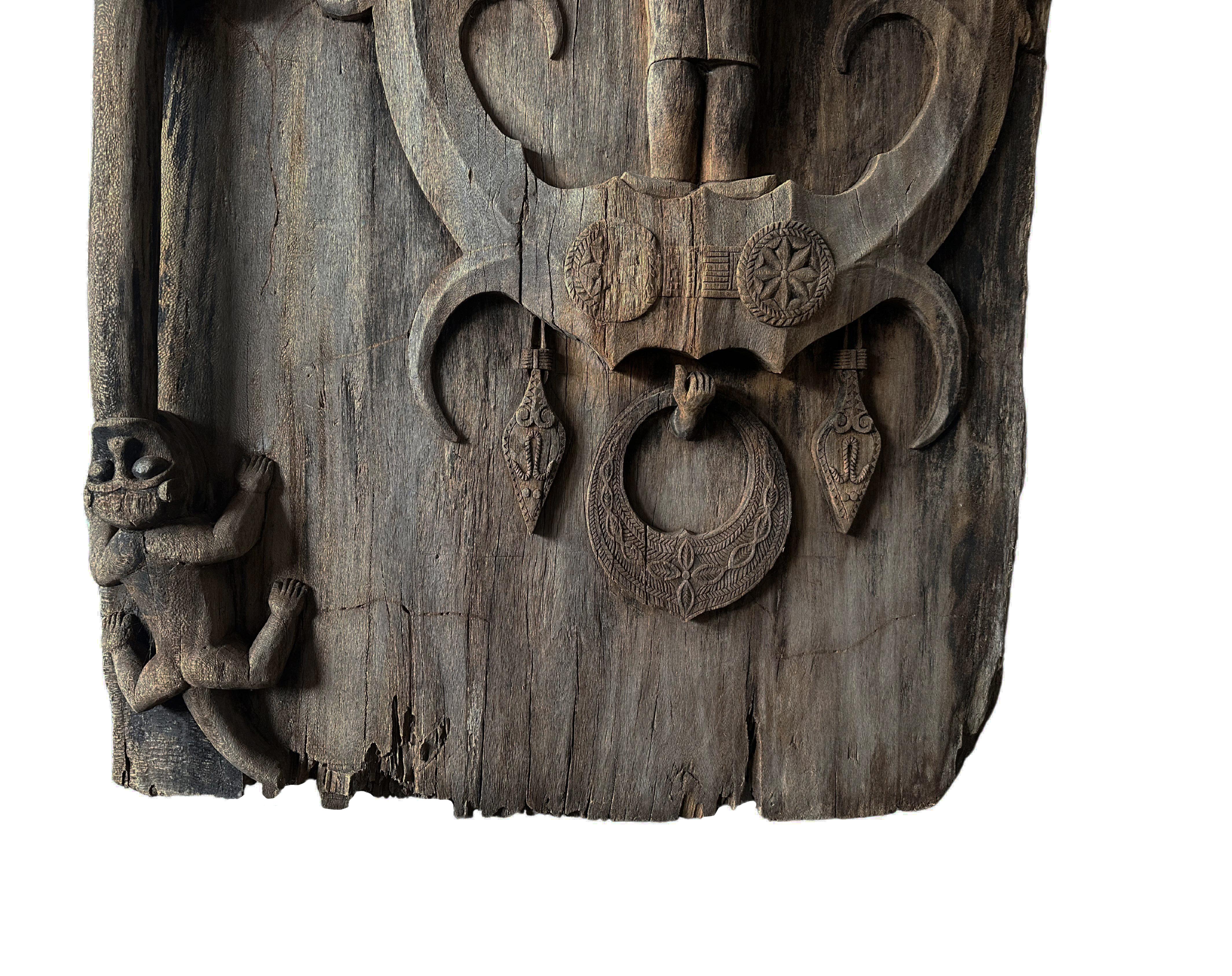 Antigua puerta tribal real tallada de la isla de Nias, Indonesia c. 1900 siglo XX en venta