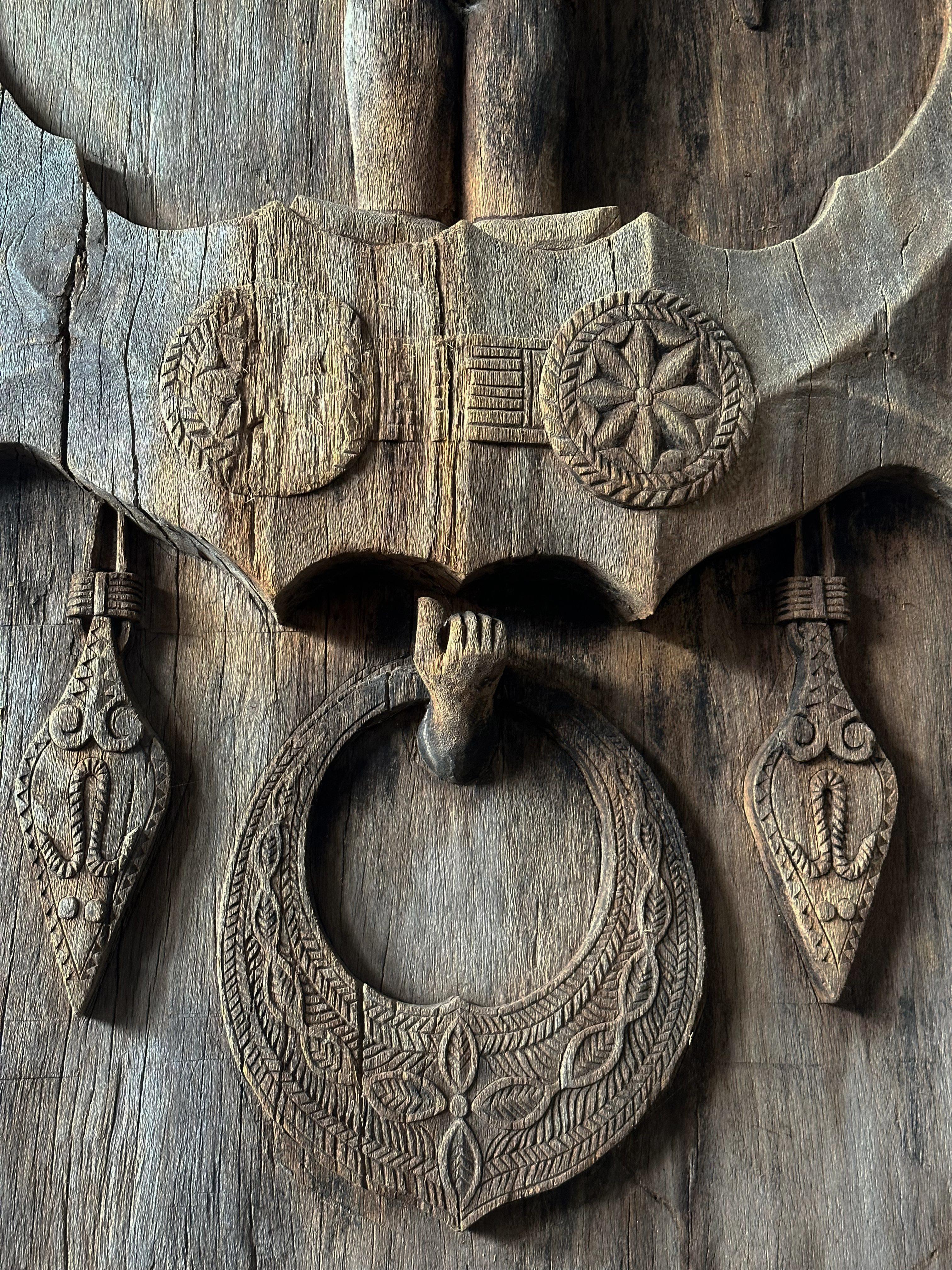 Antigua puerta tribal real tallada de la isla de Nias, Indonesia c. 1900 en venta 1