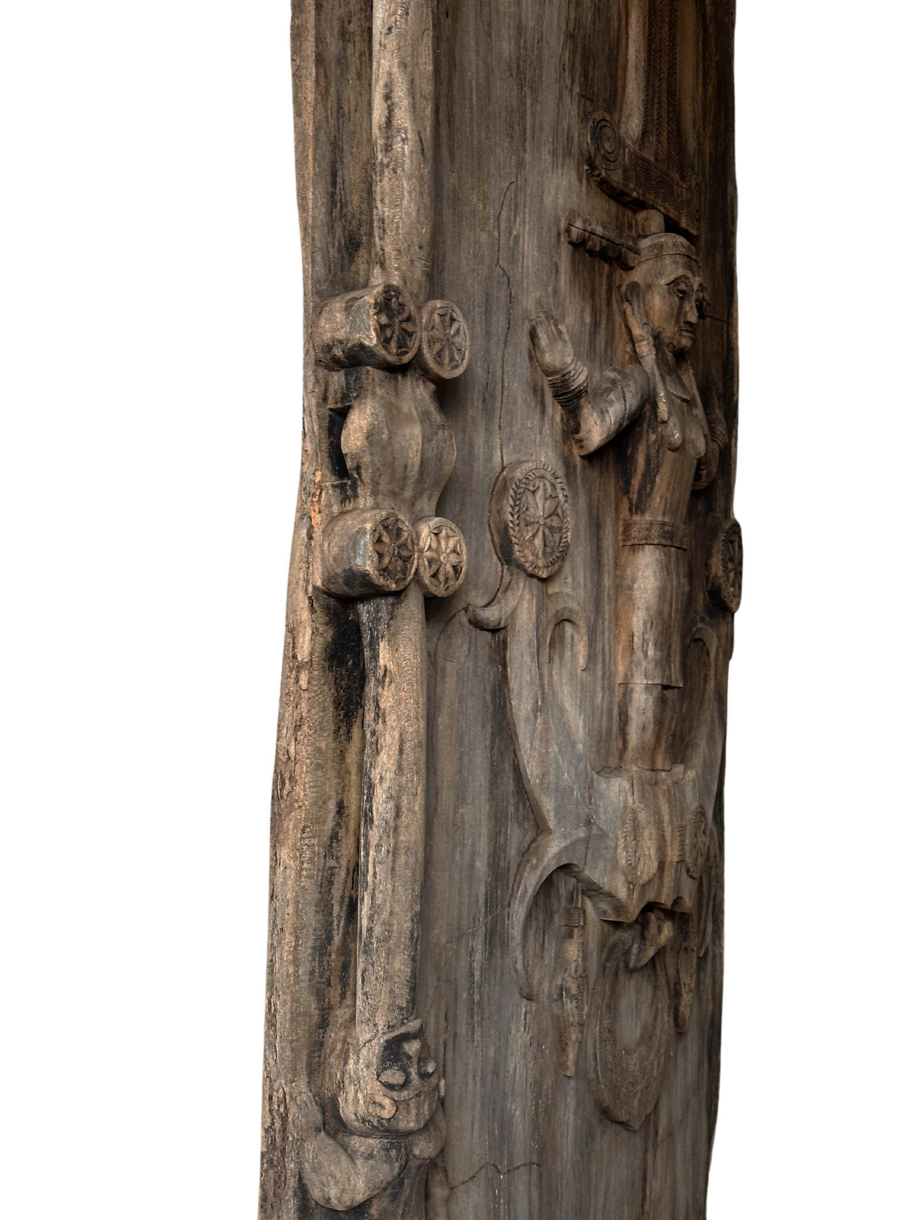 Antigua puerta tribal real tallada de la isla de Nias, Indonesia c. 1900 en venta 2