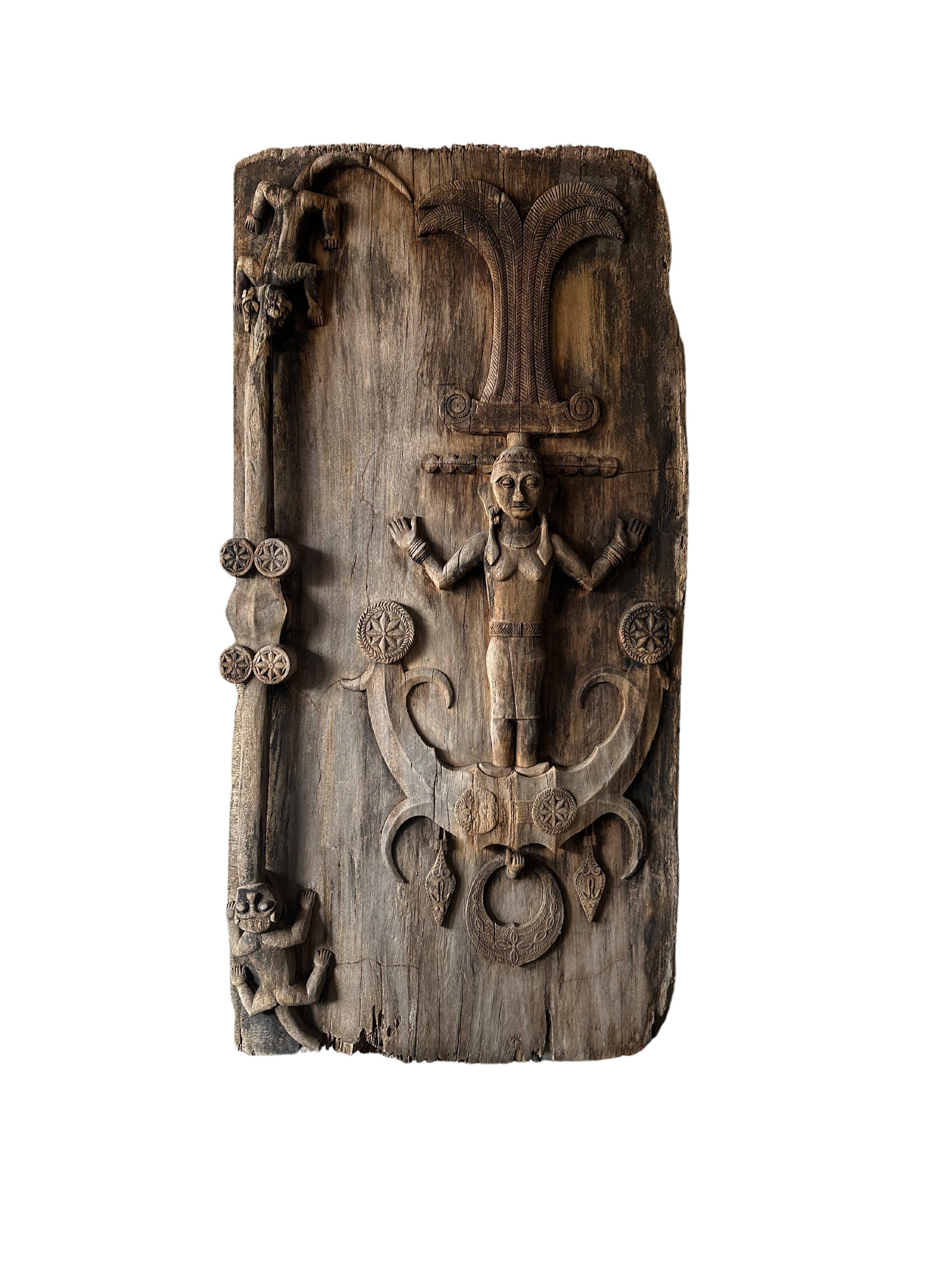 Antigua puerta tribal real tallada de la isla de Nias, Indonesia c. 1900 en venta 3