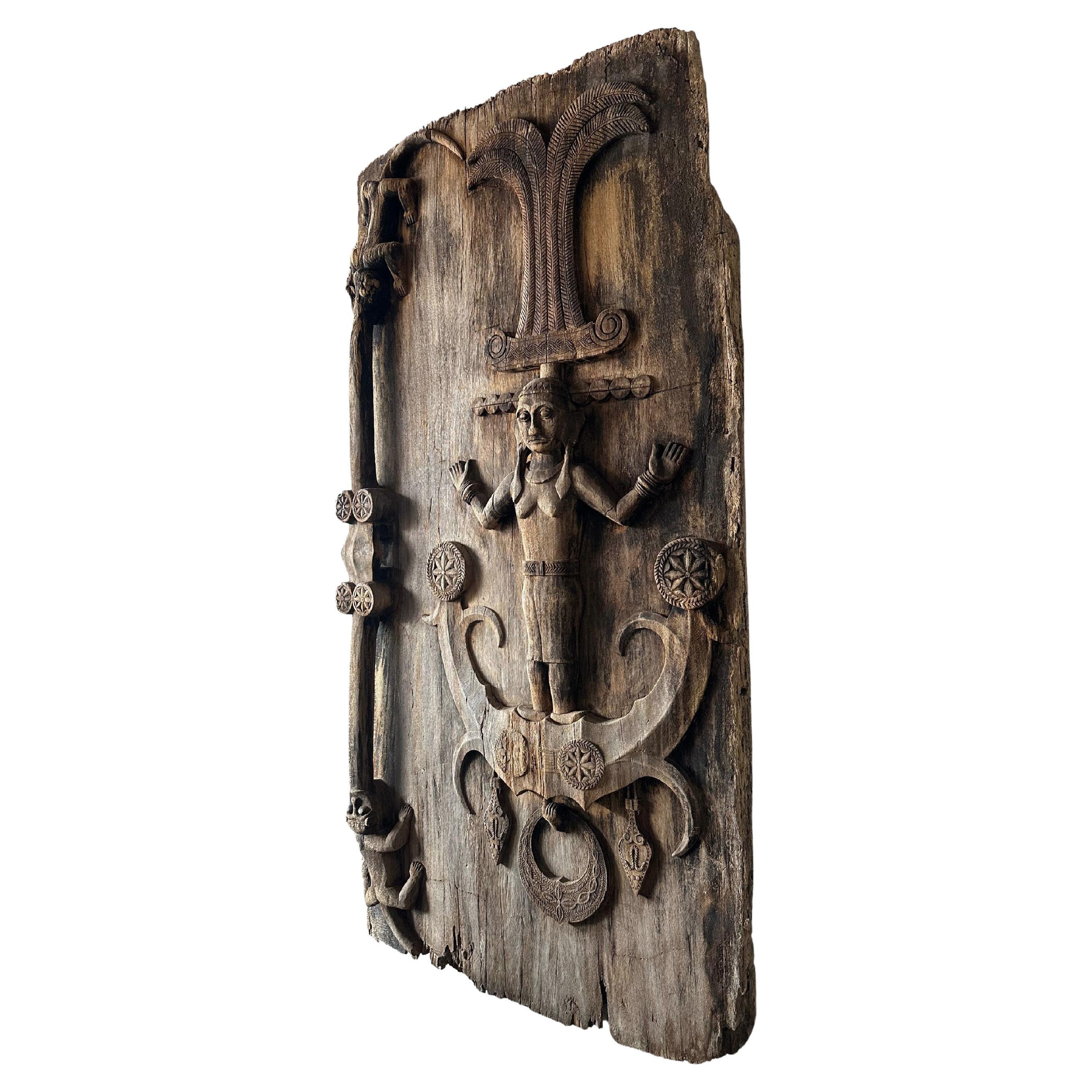 Antigua puerta tribal real tallada de la isla de Nias, Indonesia c. 1900 en venta