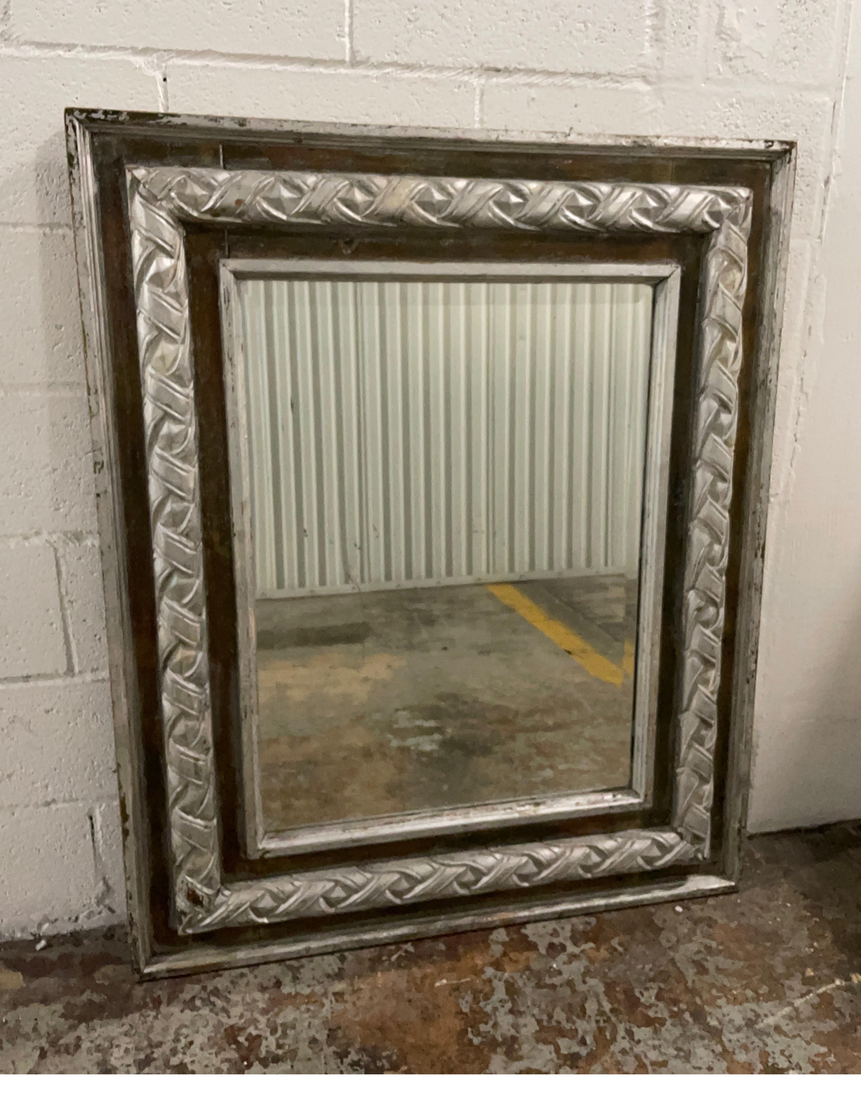 Grand miroir ancien sculpté et doré à l'argent.