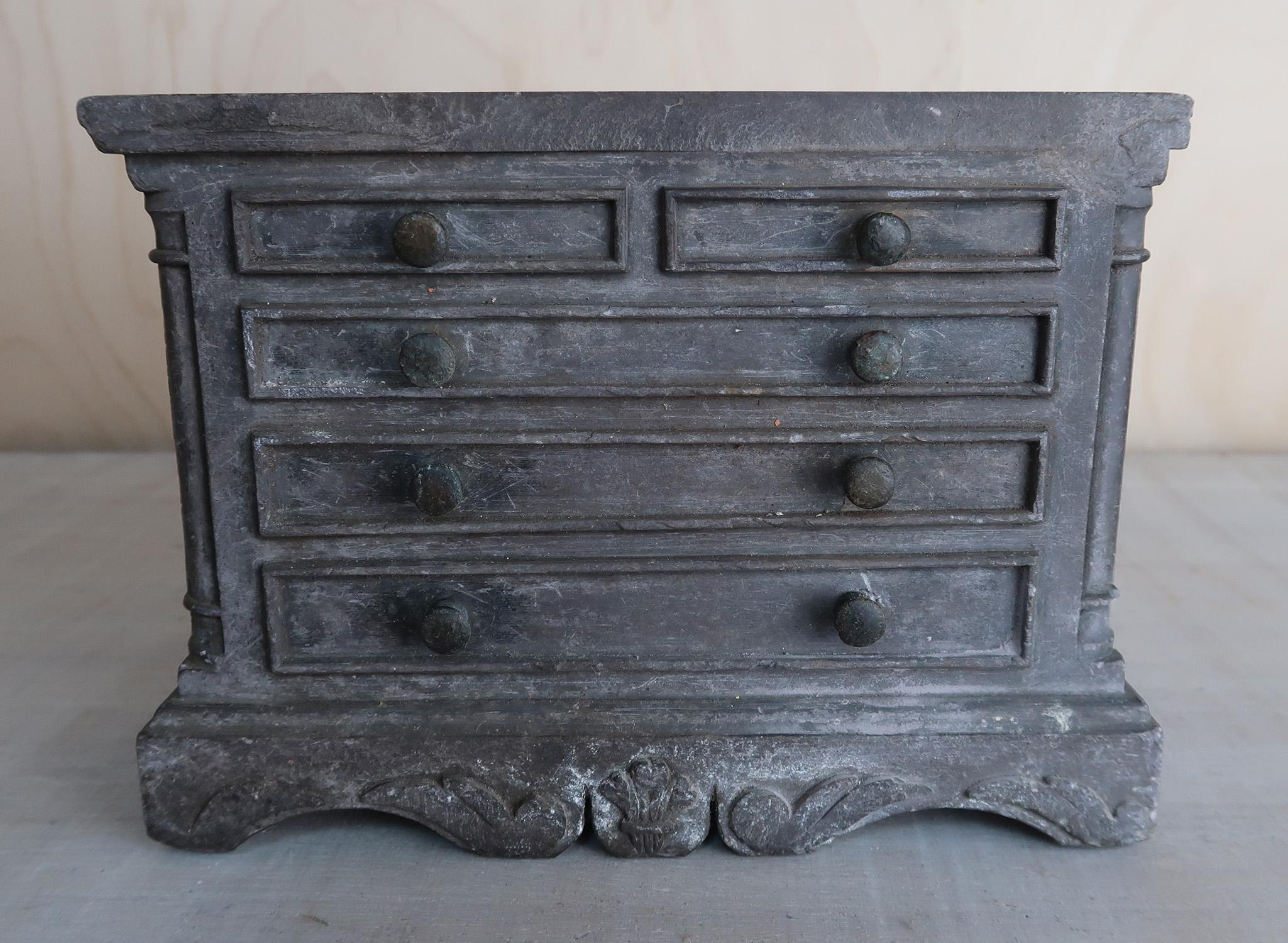 Intagliato Antico comò in miniatura in ardesia intagliata. Gallese, fine del XIX secolo in vendita