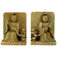 Antike geschnitzte Seifenstein-Buchstützen mit chinesischen Figuren und Teekanne-Details