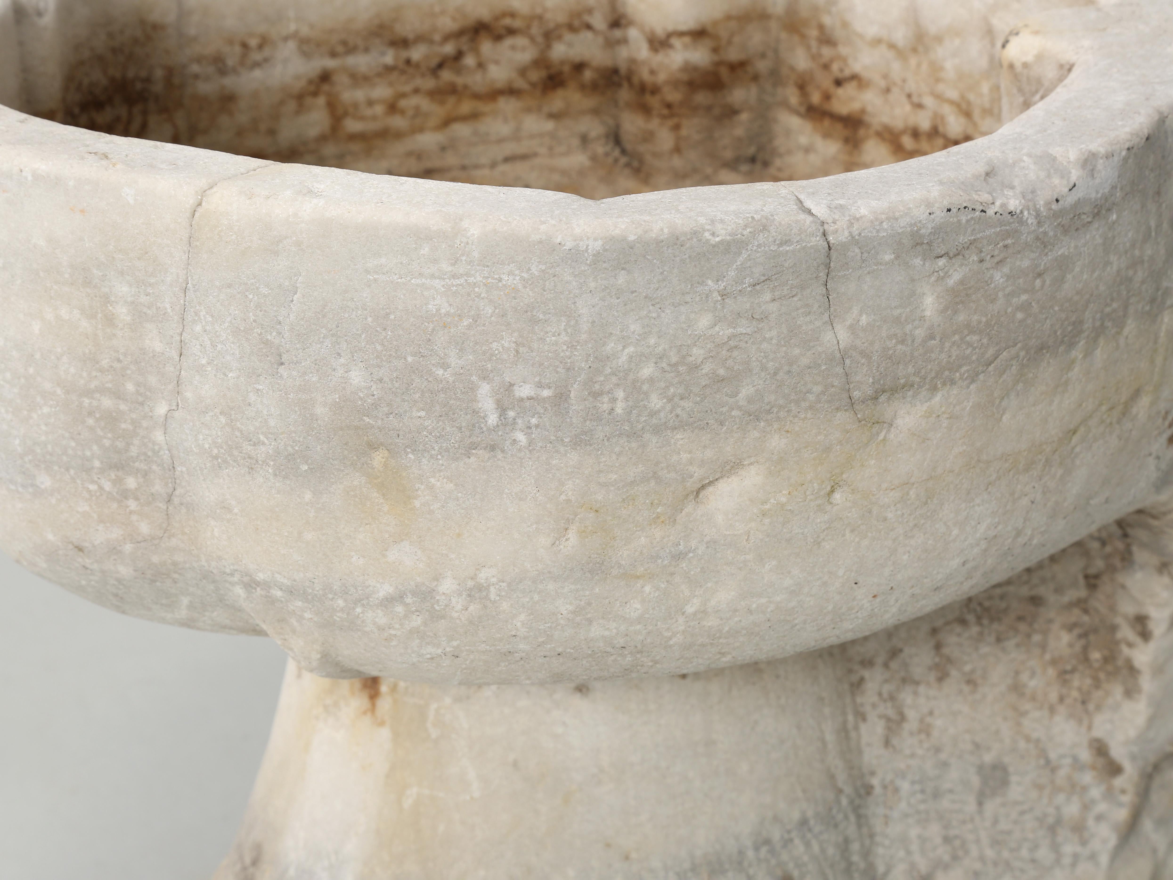 Ancien bloc de lavabo en marbre massif sculpté, évier de la région méditerranéenne en vente 1