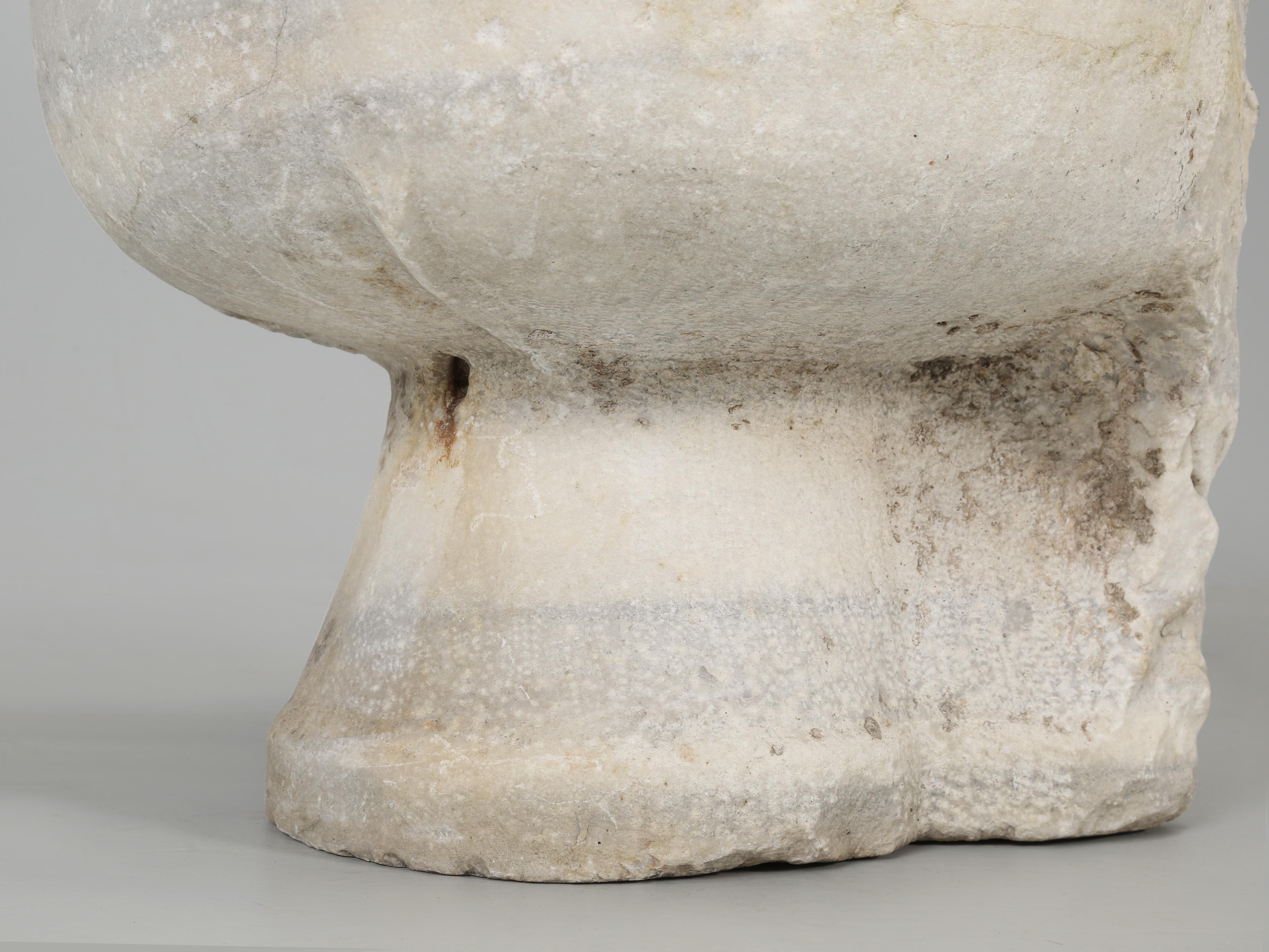 Ancien bloc de lavabo en marbre massif sculpté, évier de la région méditerranéenne en vente 4