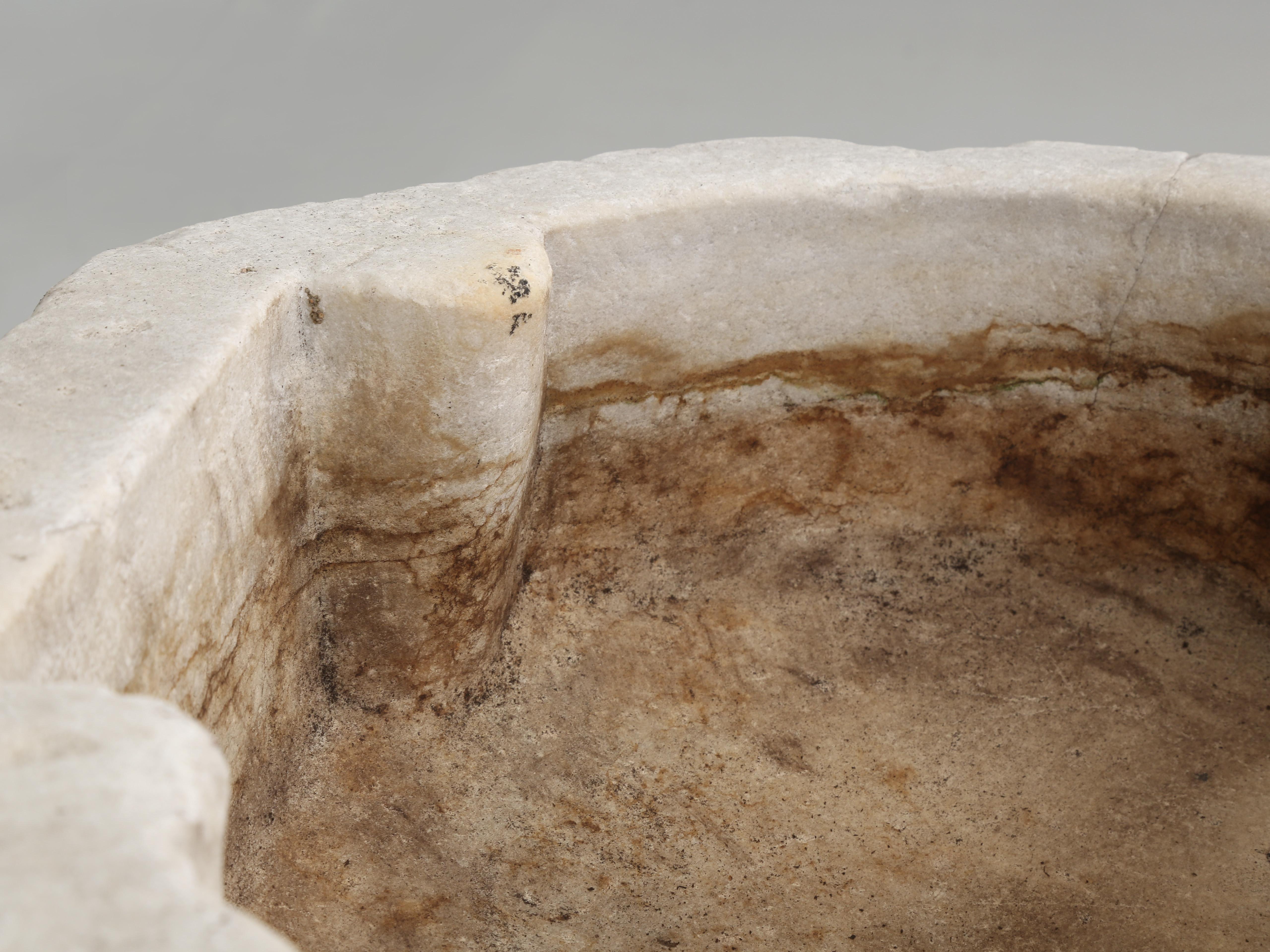 Antiker geschnitzter massiver Marmor Waschbeckenblock, Waschbecken aus der Mittelmeerregion (18. Jahrhundert und früher) im Angebot