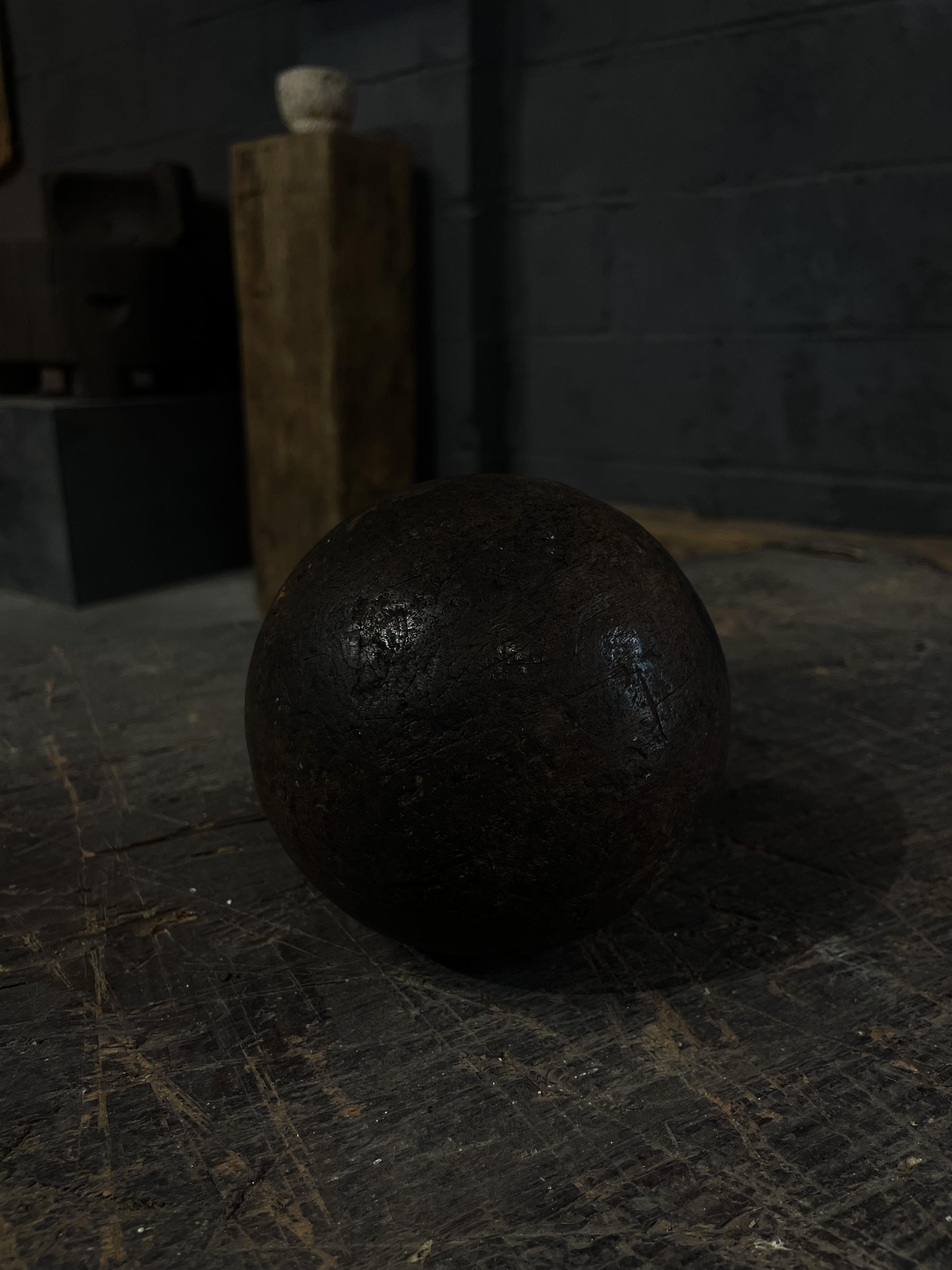Atemberaubende antike Massivholz geschnitzt Ball. Hervorragendes Stück für den Tisch. 
