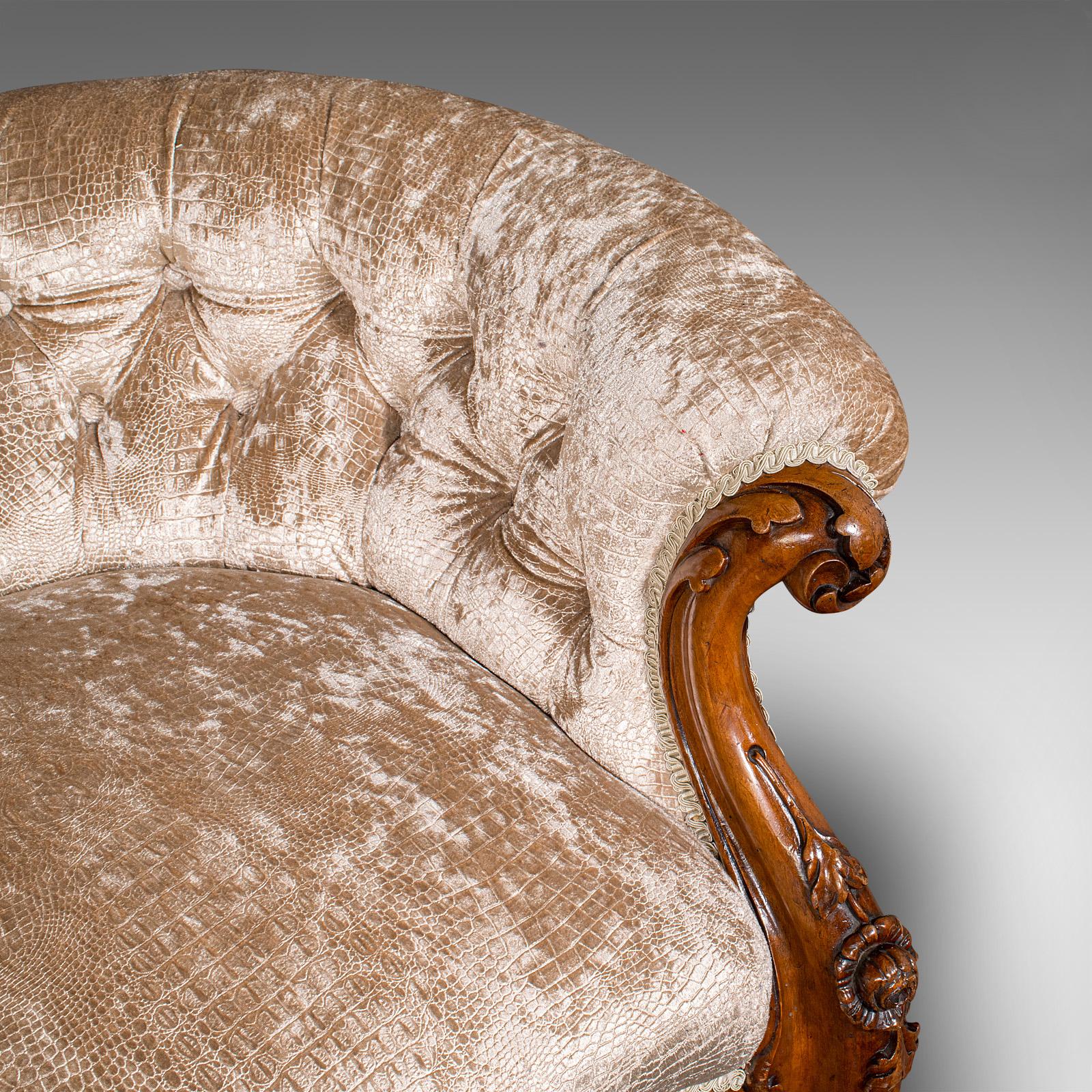 Antikes geschnitztes Sofa mit Löffelrückenlehne, englisch, Nussbaum, Showpiece, viktorianisch im Angebot 3