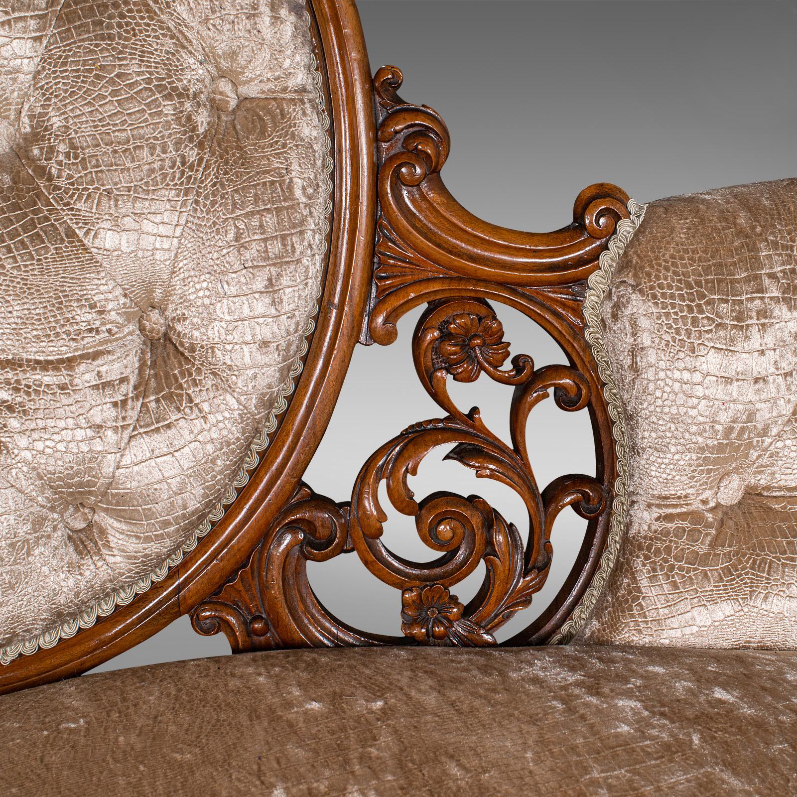 Antikes geschnitztes Sofa mit Löffelrückenlehne, englisch, Nussbaum, Showpiece, viktorianisch im Angebot 4