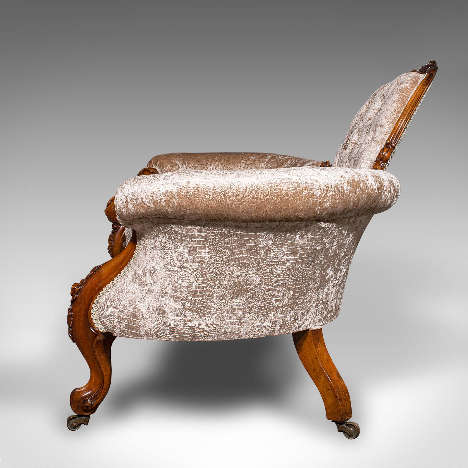 Antikes geschnitztes Sofa mit Löffelrückenlehne, englisch, Nussbaum, Showpiece, viktorianisch (Britisch) im Angebot