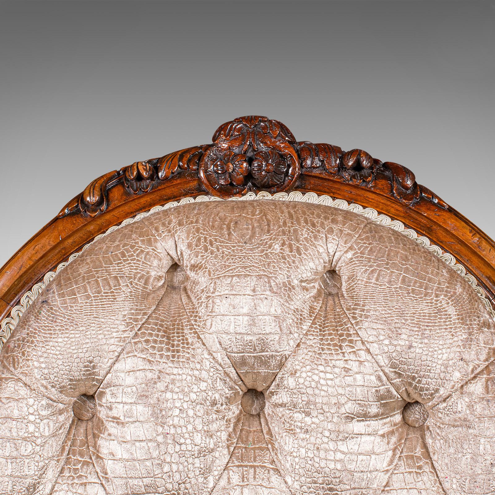 Antikes geschnitztes Sofa mit Löffelrückenlehne, englisch, Nussbaum, Showpiece, viktorianisch im Angebot 1