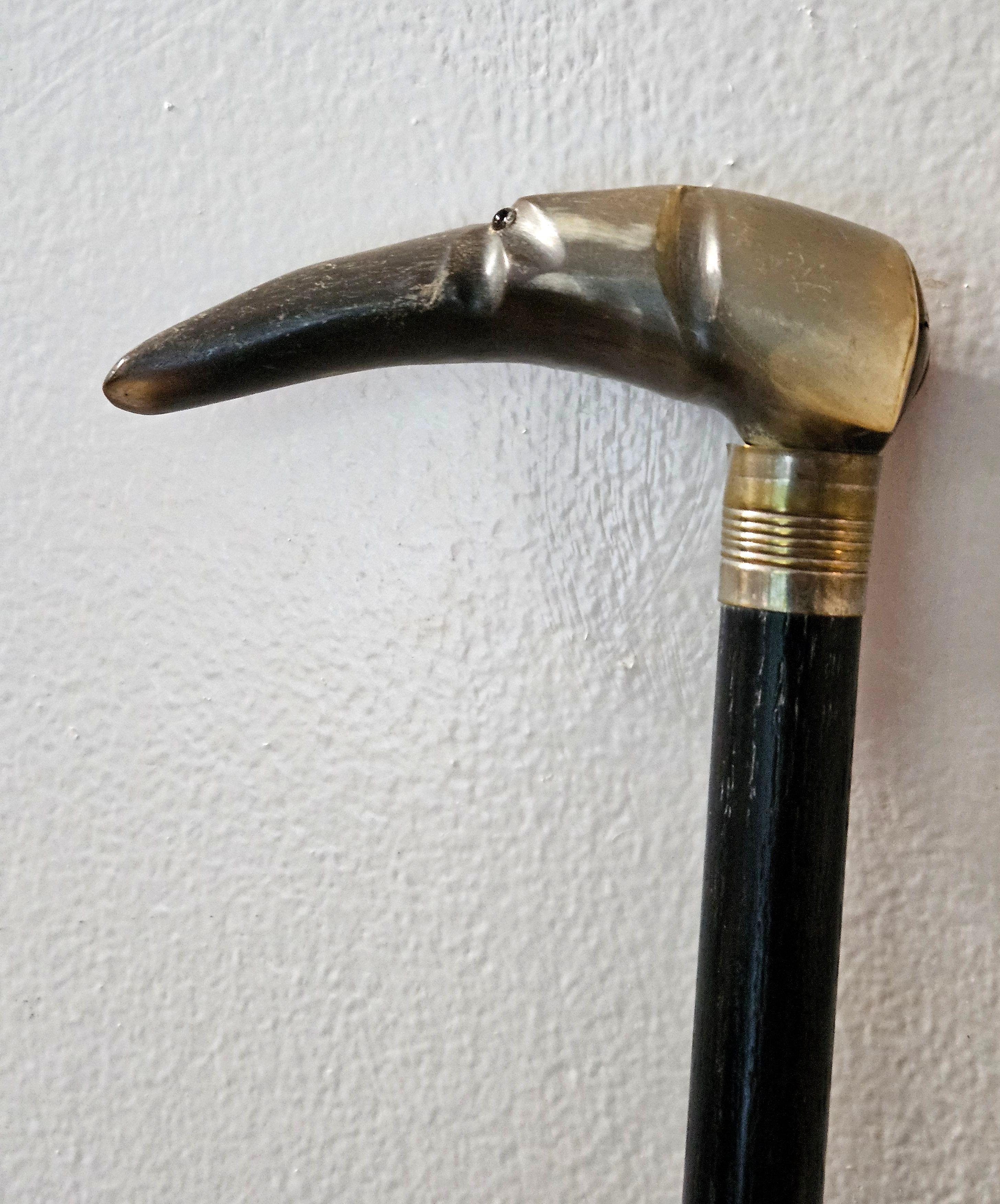 Ancienne canne bâton de marche en corne de bœuf sculptée en vente 1