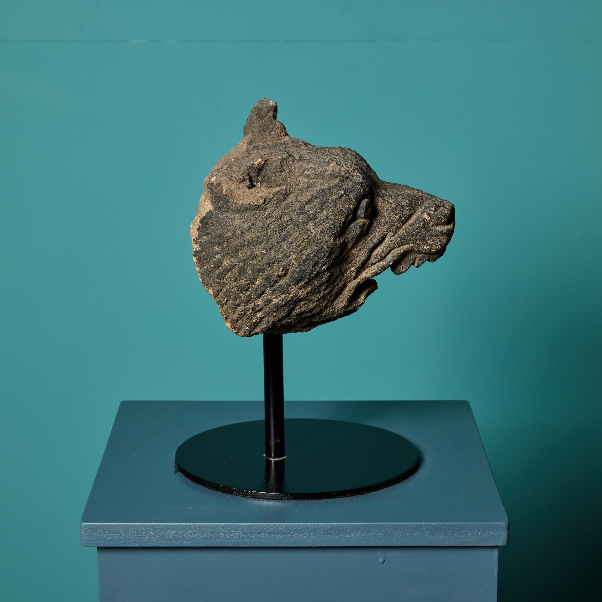 piedra tallada con forma de animal