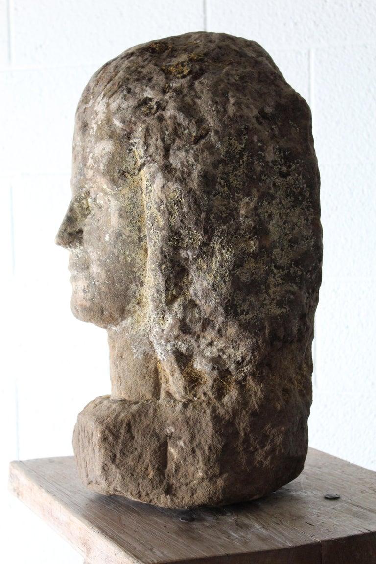 Français Buste féminin ancien en pierre sculptée en vente