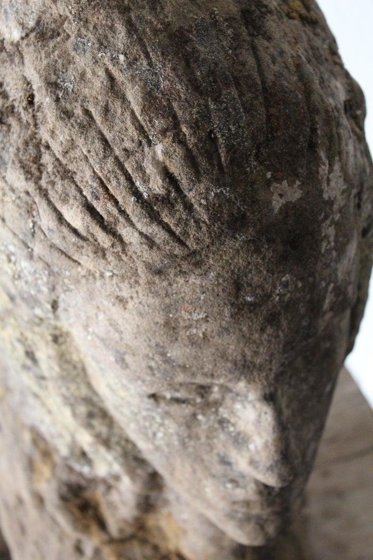 Sculpté Buste féminin ancien en pierre sculptée en vente