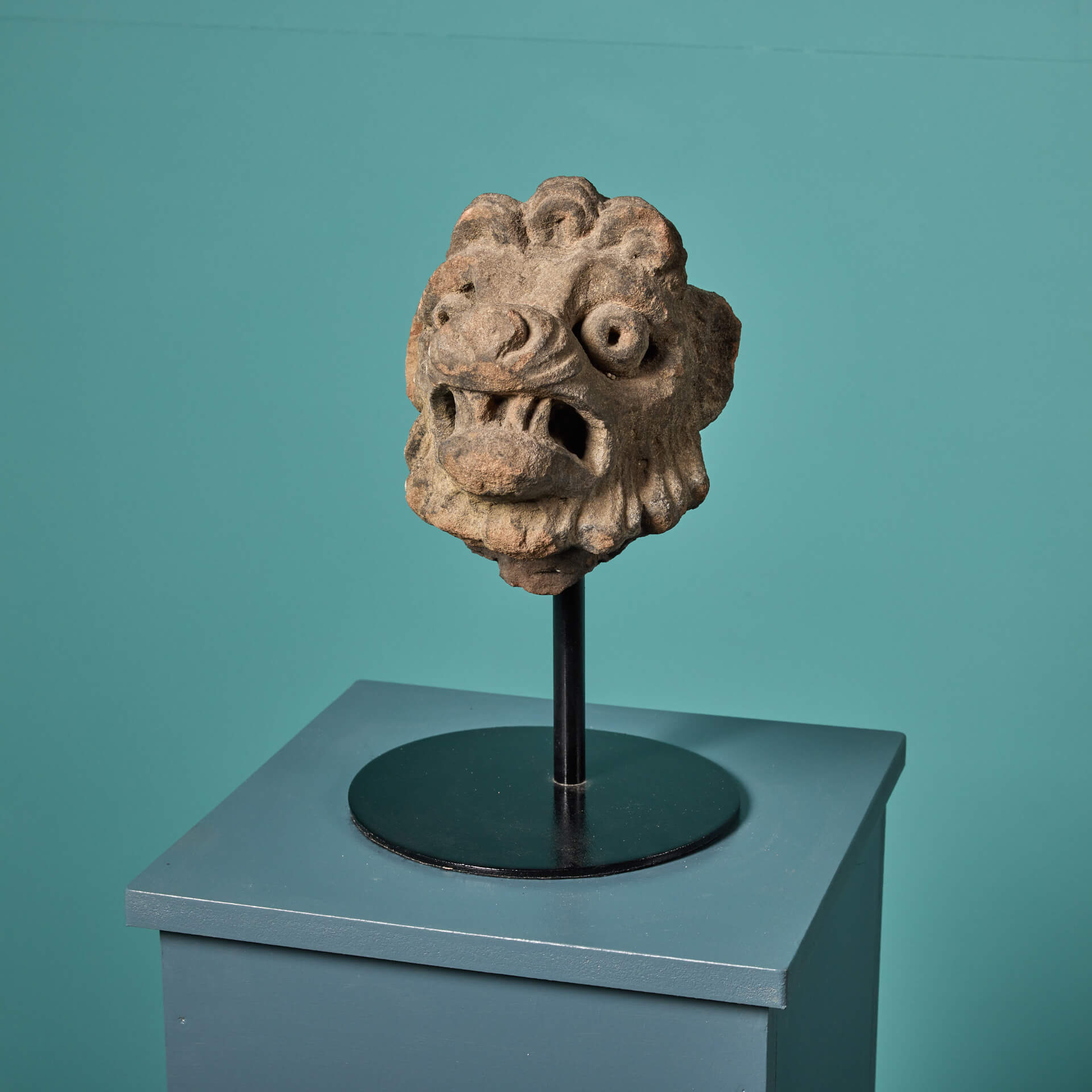 Sculpture ancienne de tête de lion en pierre sculptée