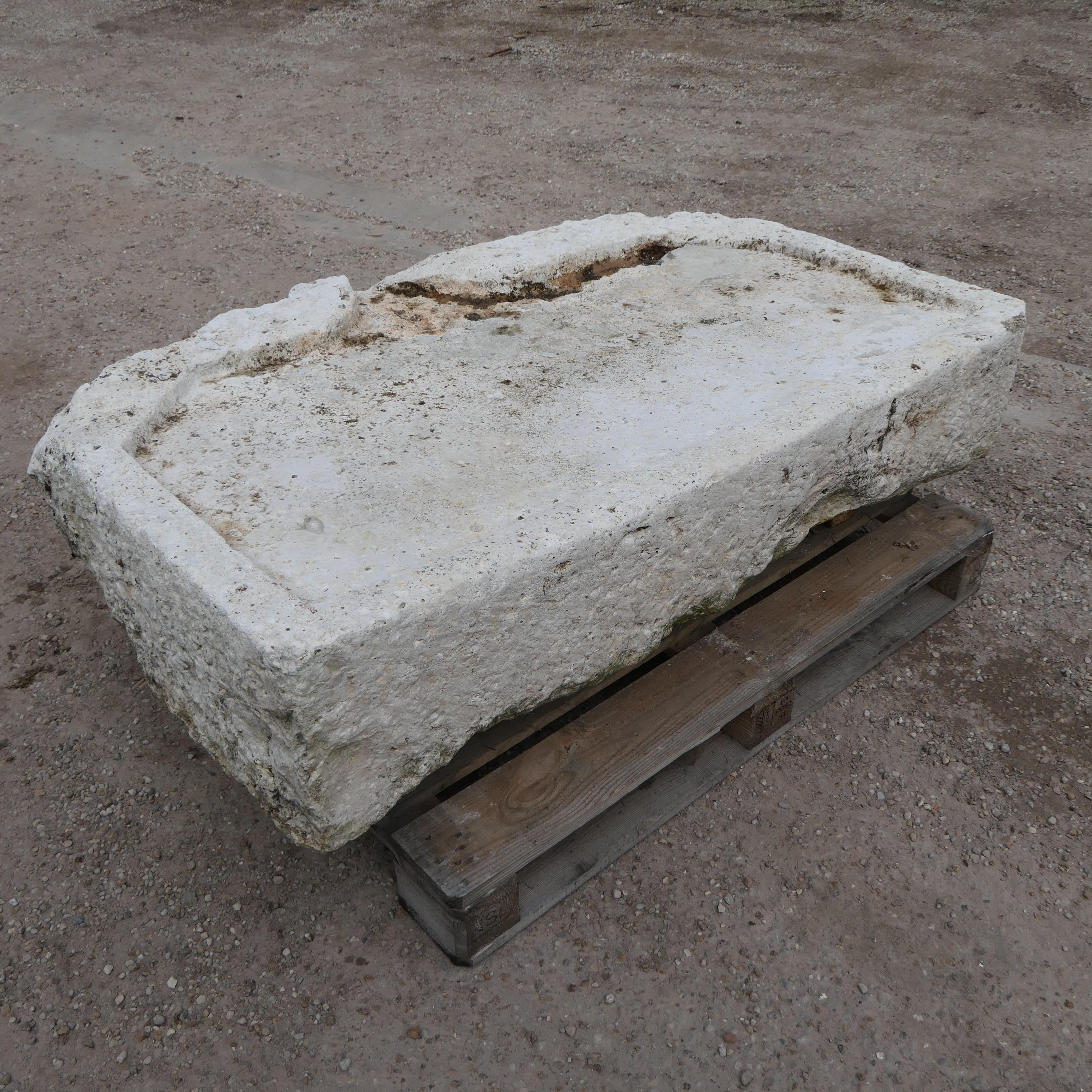Este raro lavabo de piedra caliza tallada a mano del siglo XVIII procede de Francia. Su superficie centenaria lleva las marcas del tiempo, con una hermosa pátina desgastada que sólo puede conseguirse mediante el envejecimiento natural. Los bordes