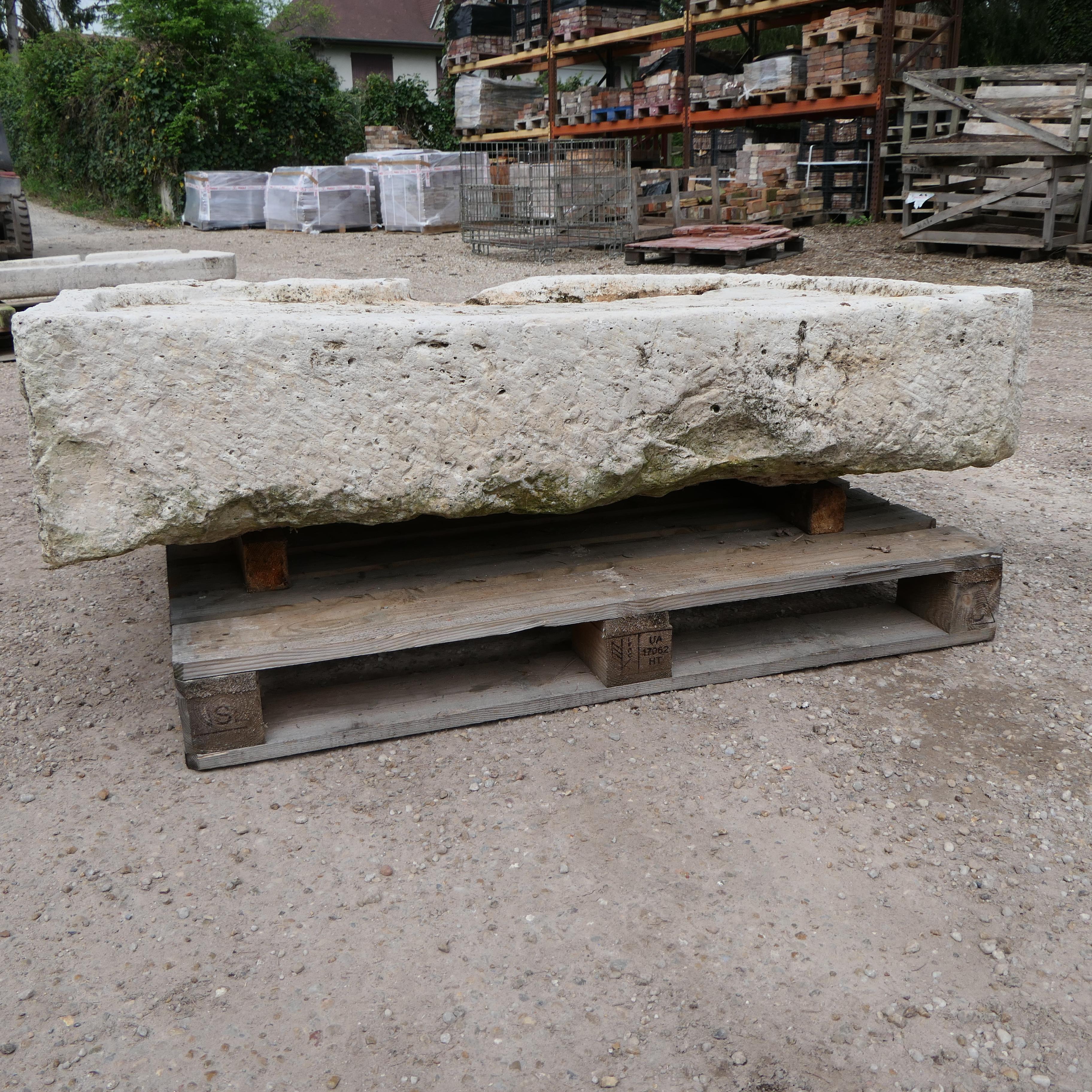 Fregadero antiguo de piedra tallada en Bastante bueno Estado en COULLONS, FR