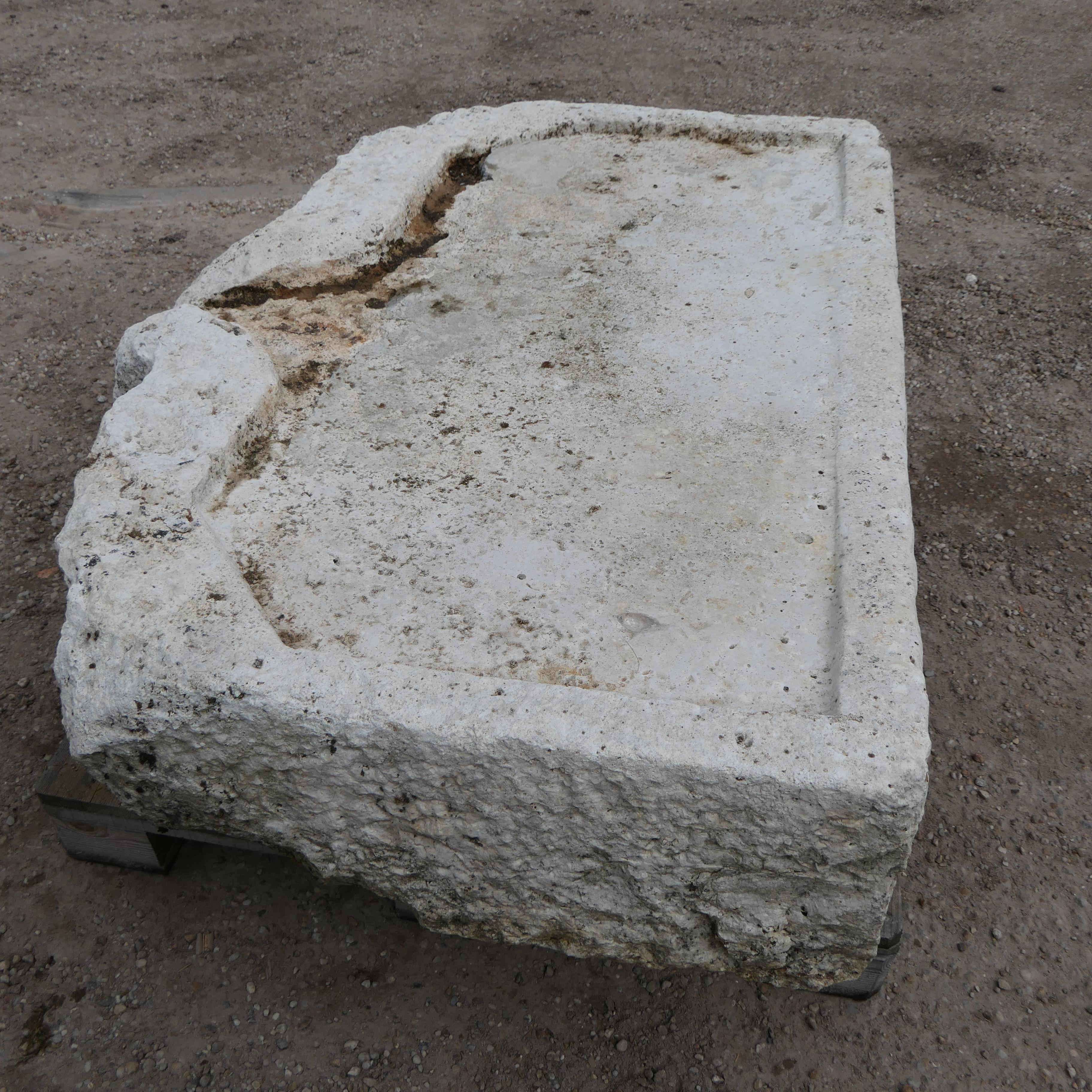 Fregadero antiguo de piedra tallada siglo XVIII y antes
