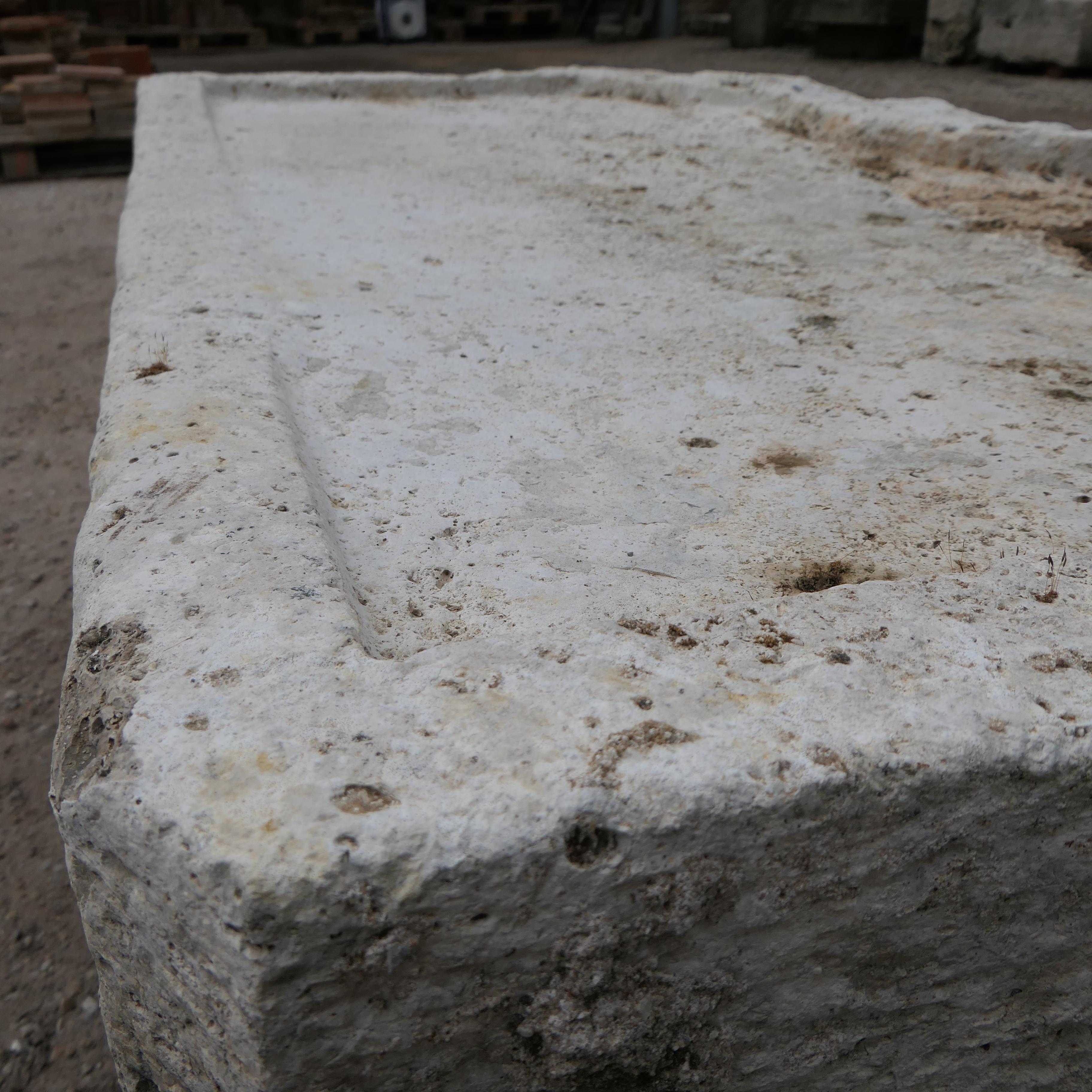Fregadero antiguo de piedra tallada 1