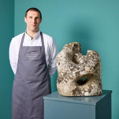 Estatua antigua de piedra tallada por un alumno de Hugh Casson