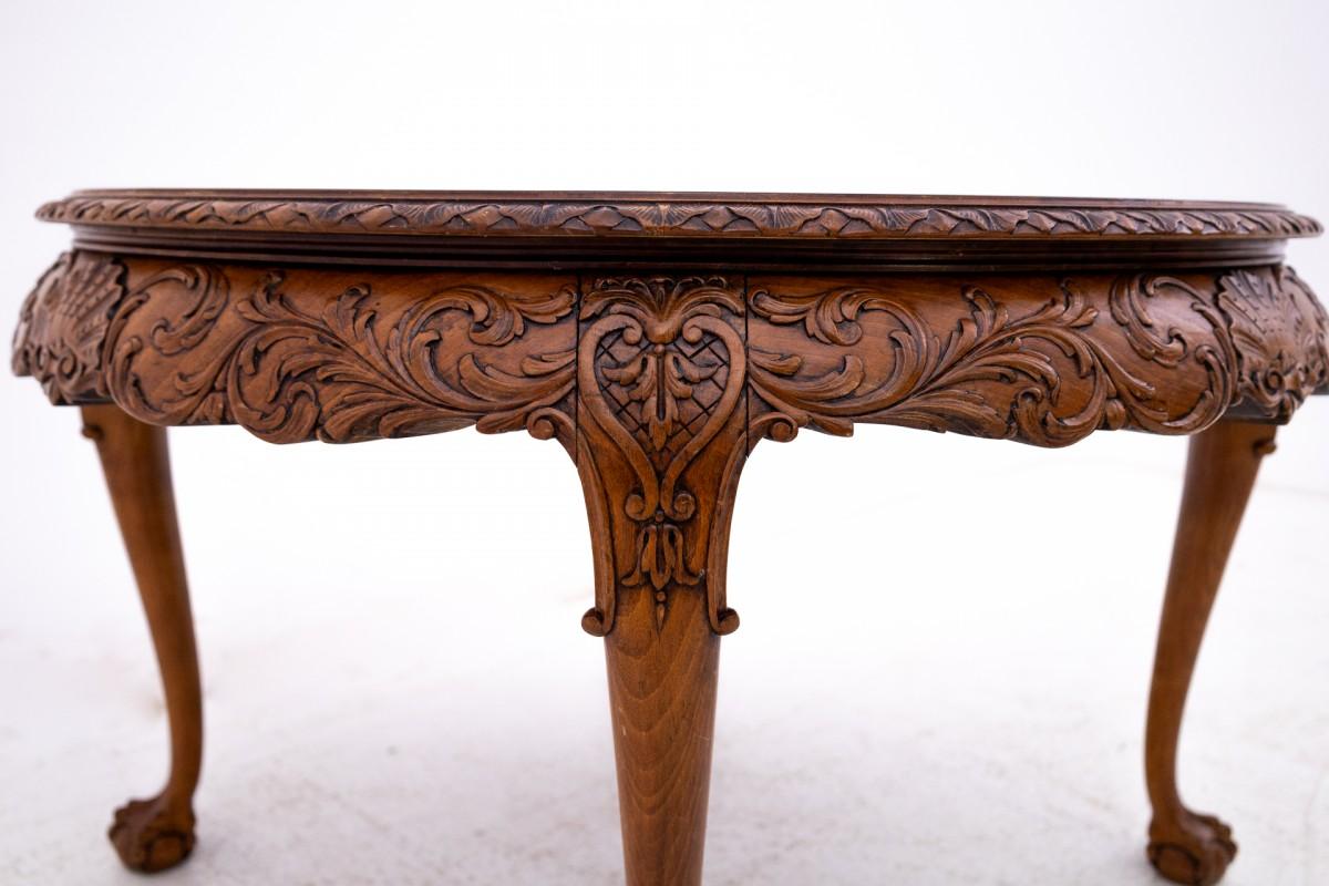 20ième siècle Table ancienne sculptée, Europe occidentale, vers 1910. en vente