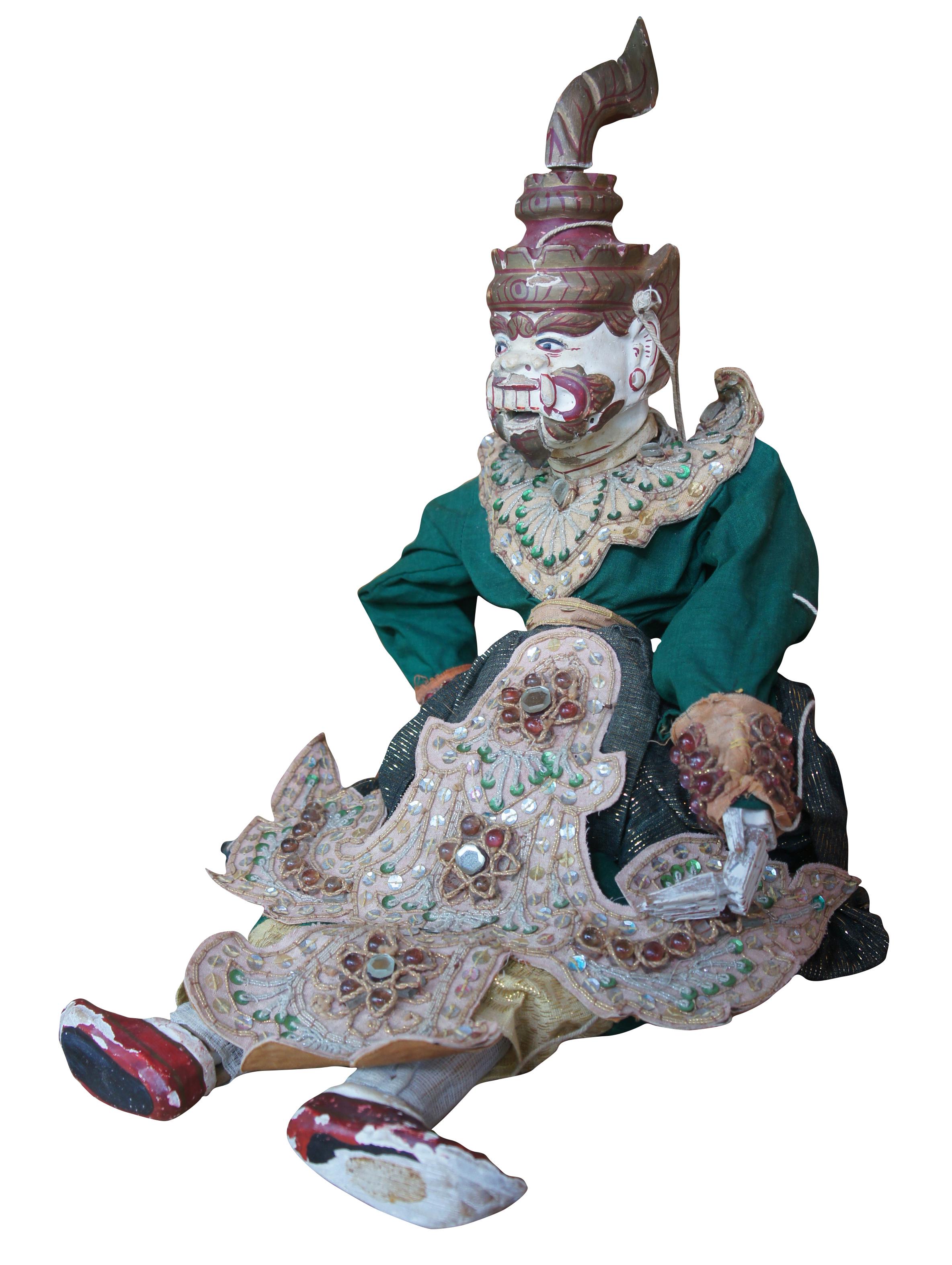 Ancienne marionnette à fils sculptée Thai Burmese Ramayana Warrior. Fabriqués à la main à partir de bois, ces vêtements sont ornés de perles.
 
