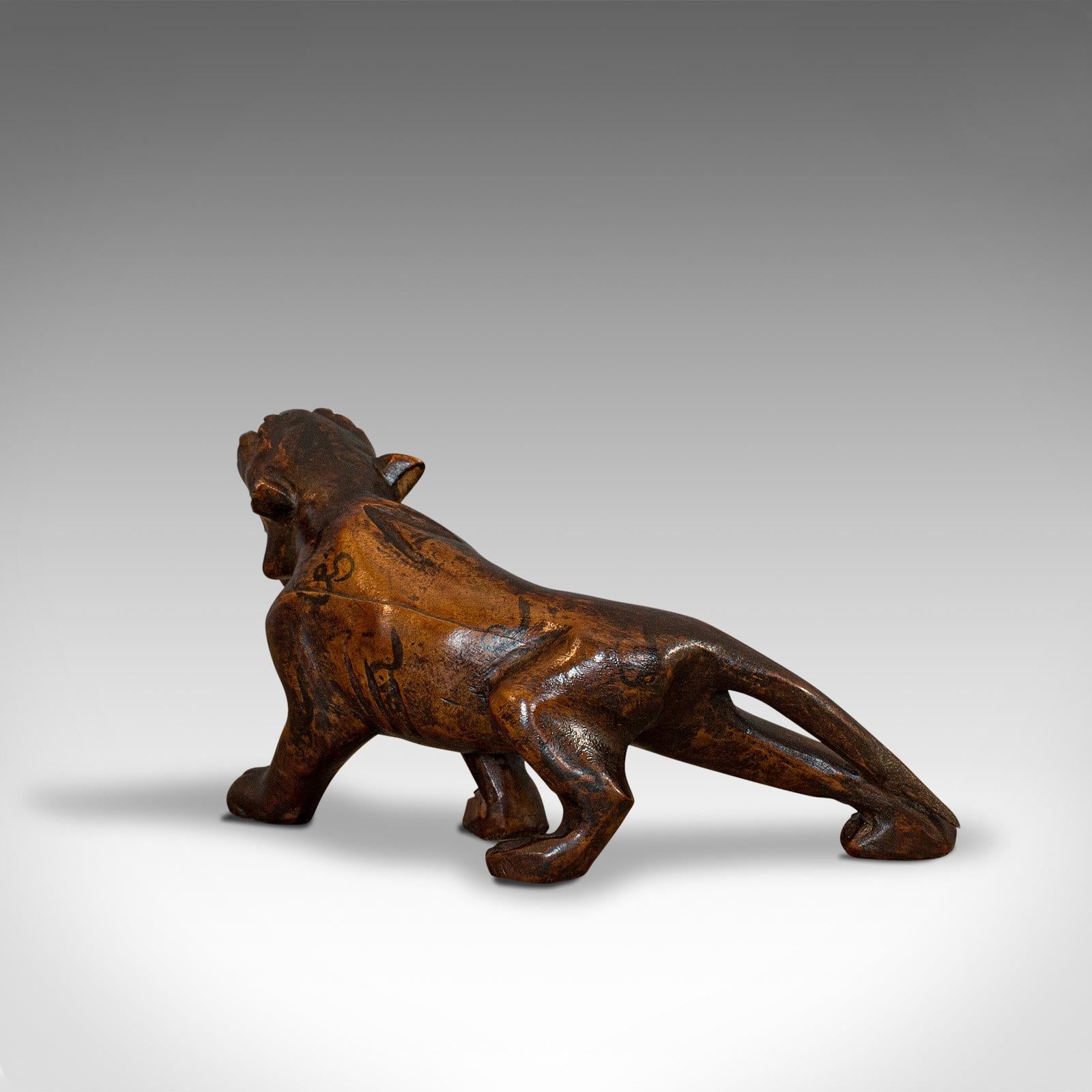 Antigua estatua decorativa de tigre tallado, asiático, teca, siglo XX, hacia 1920 Asiático en venta