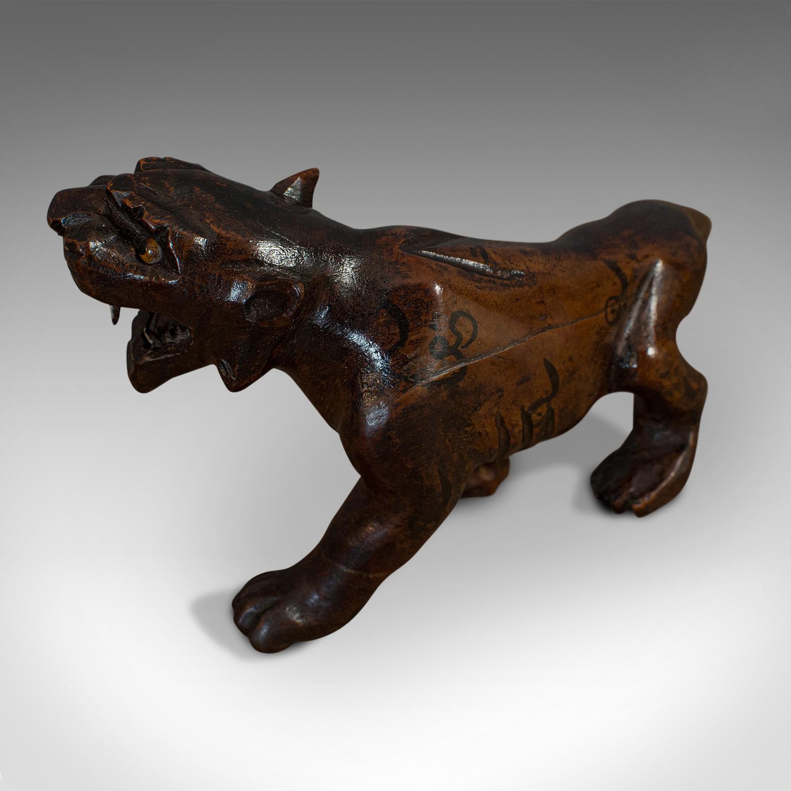 Antigua estatua decorativa de tigre tallado, asiático, teca, siglo XX, hacia 1920 en venta 3
